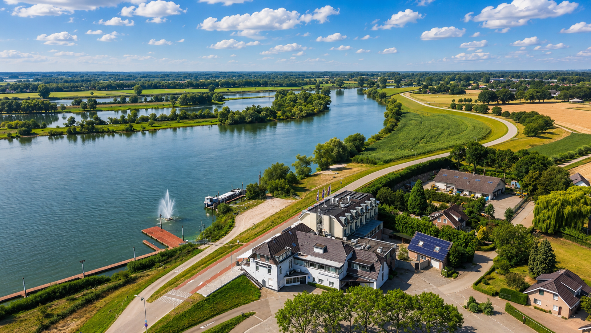 Hotel Hoogeerd aan de Maas bij Niftrik, gezien vanaf de zijkant