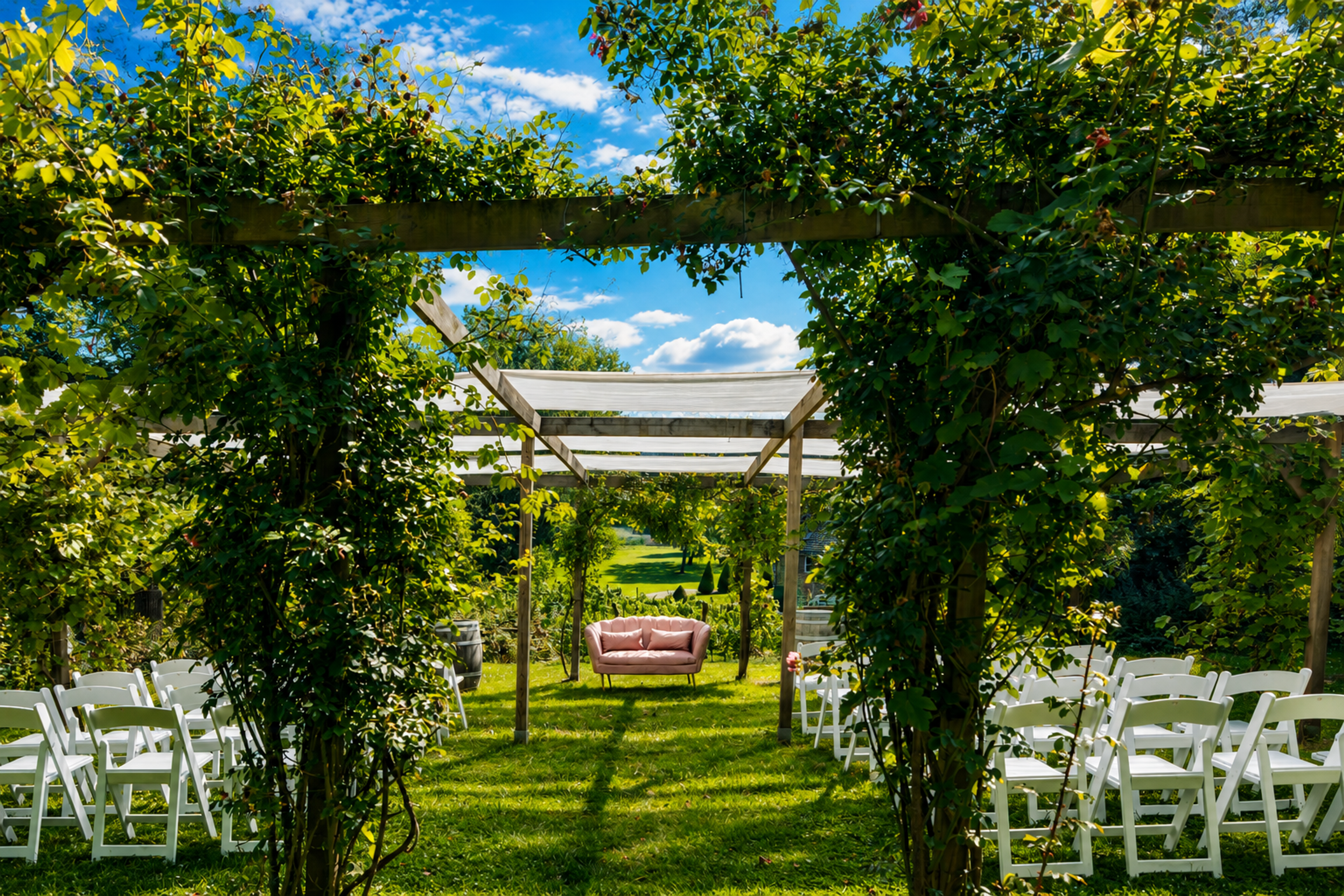 Buiten trouwlocatie bij Winselerhof in Landgraaf met sfeervolle ceremonieopstelling, groene pergola en prachtige landgoedtuinen, ideaal voor een romantische bruiloft in Limburg.