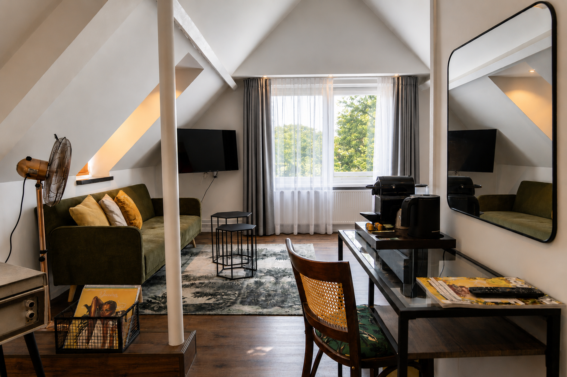 Sfeervolle suite met zithoek, schuin dak en uitzicht op het groen bij Hotel Paping in Ommen, Vechtdal