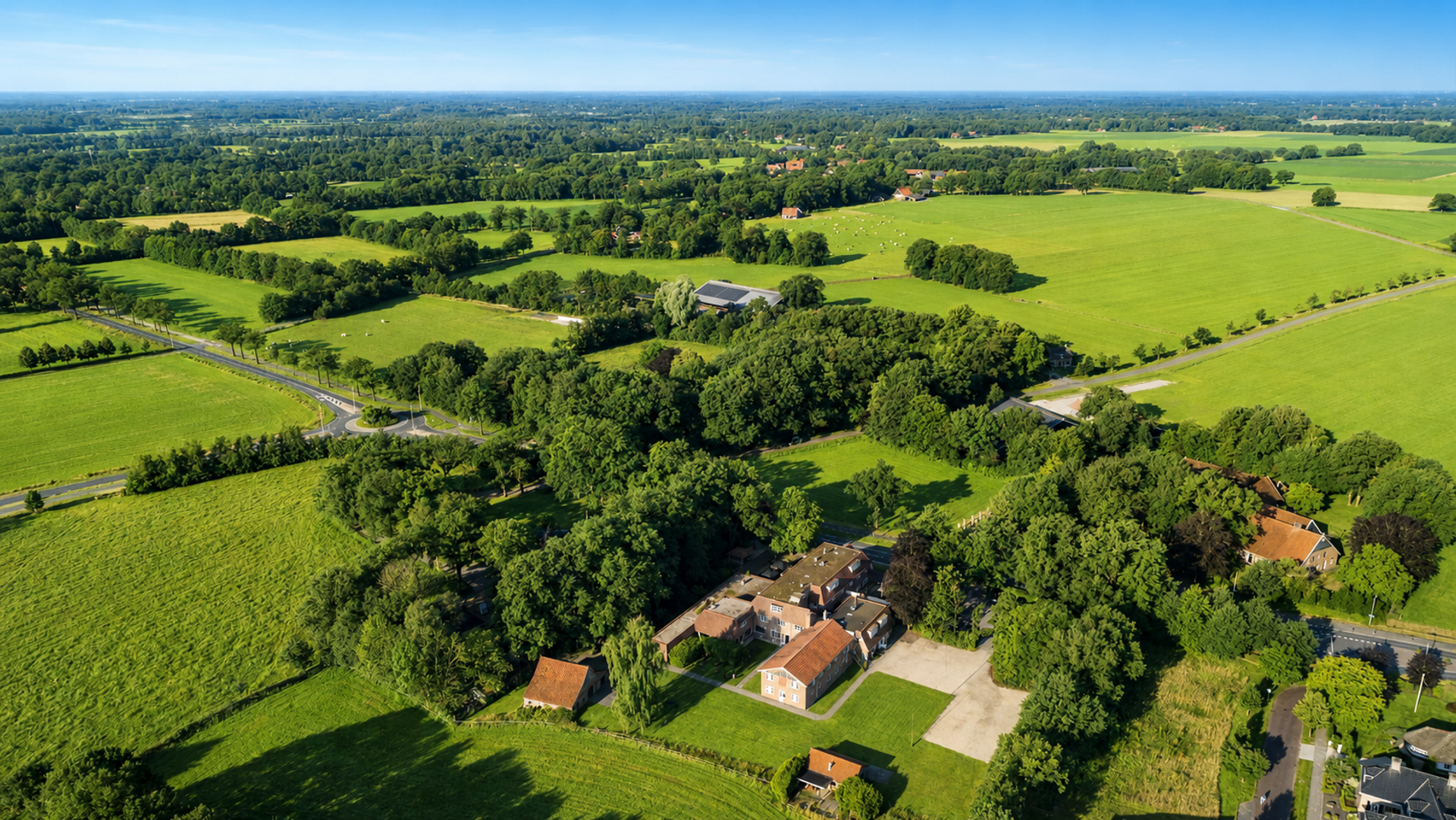 Hotel in Twente in een glooiend coulisselandschap met velden, houtwallen en lanen bij Ootmarsum