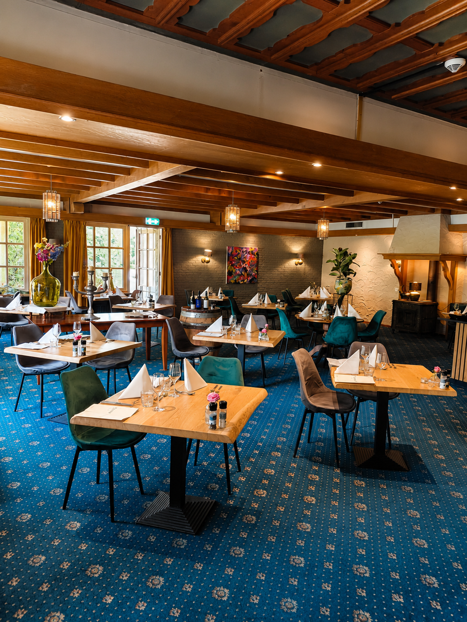 Sfeervolle restaurant met en uitzicht op de natuur bij Hotel de Landmarke in Ootmarsum