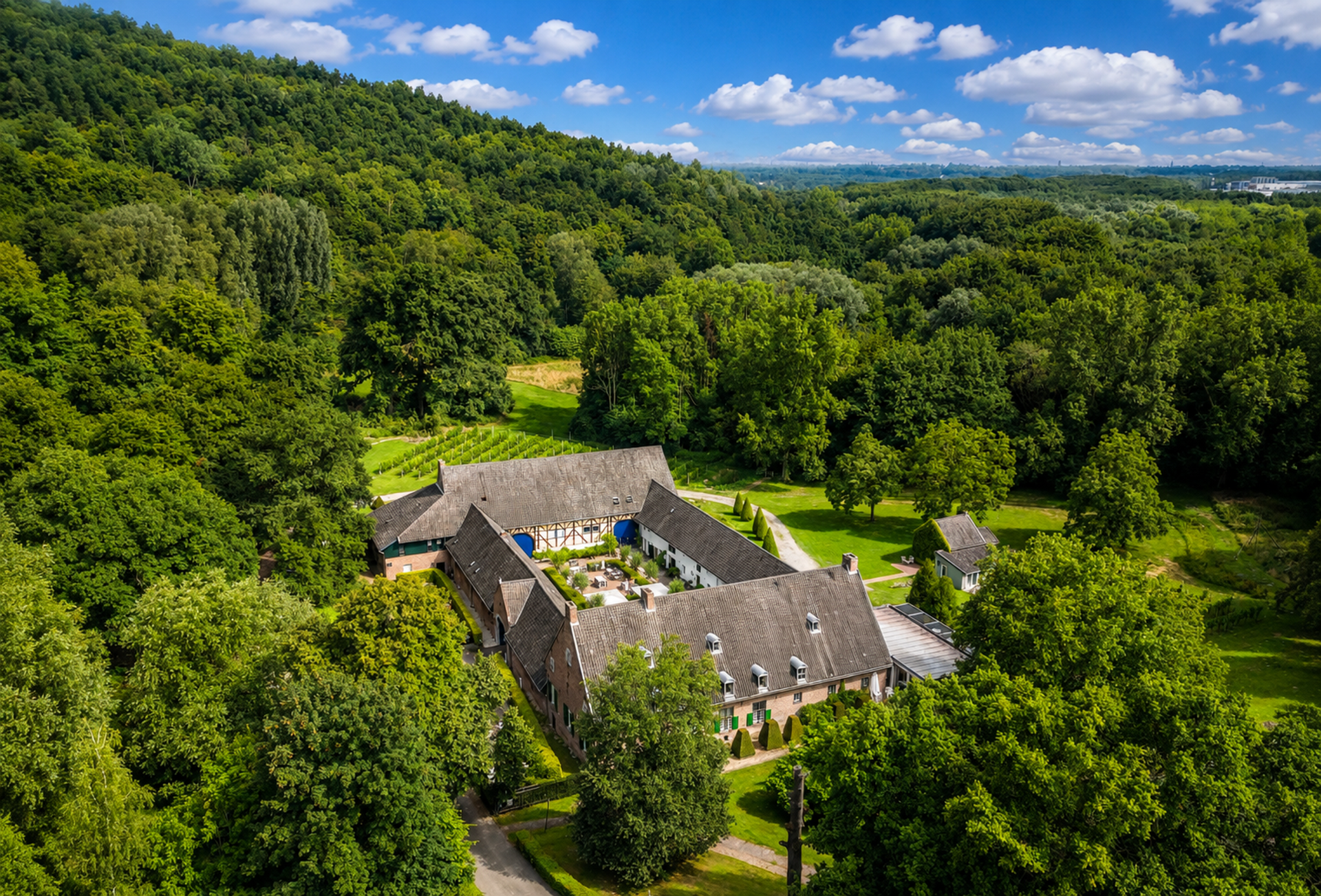 Uitzicht over een natuurgebied in de omgeving van een Flow-hotel