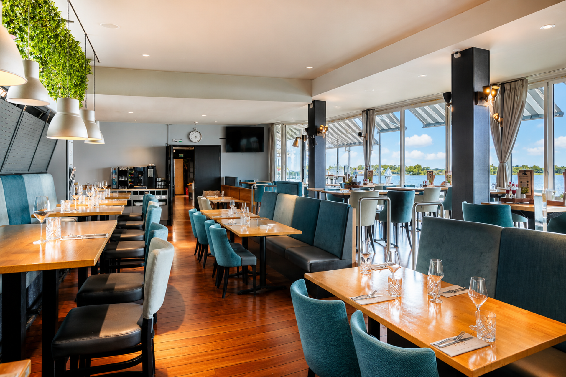 restaurant met opgedenkte tafels en uitzicht op de maas hotel hoogeerd