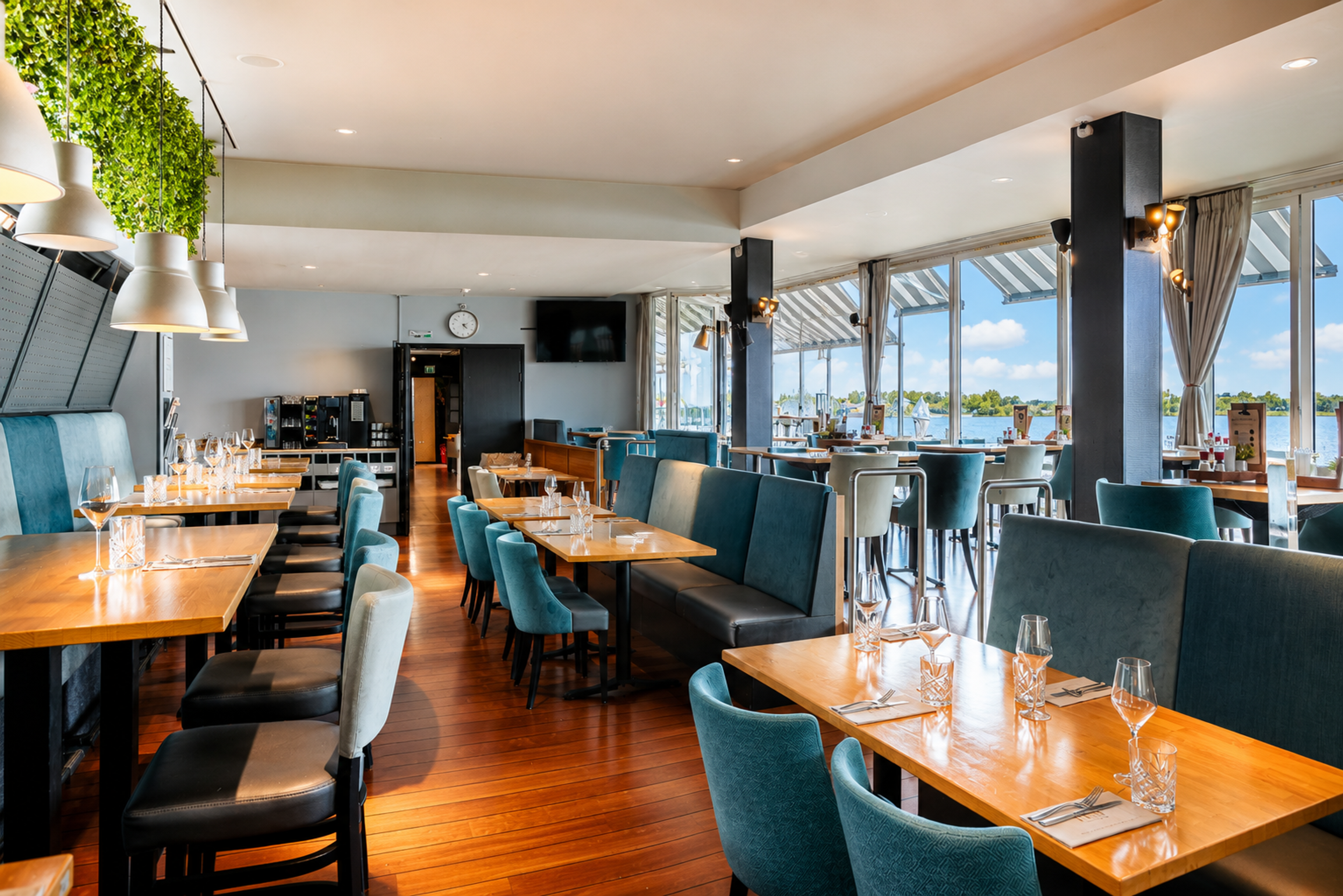 Het terras van Hotel Hoogeerd met uitzicht over de Maas