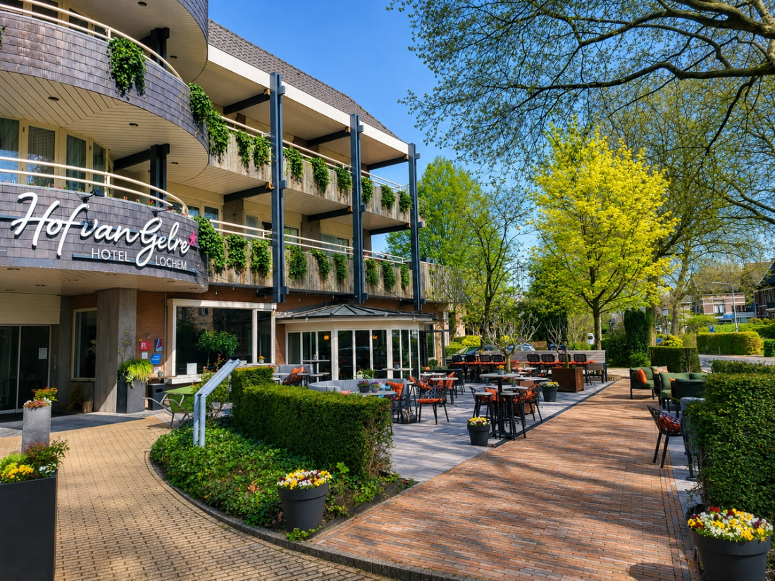 Terrasse des Restaurant Aurora zwischen dem Grün in Lochem