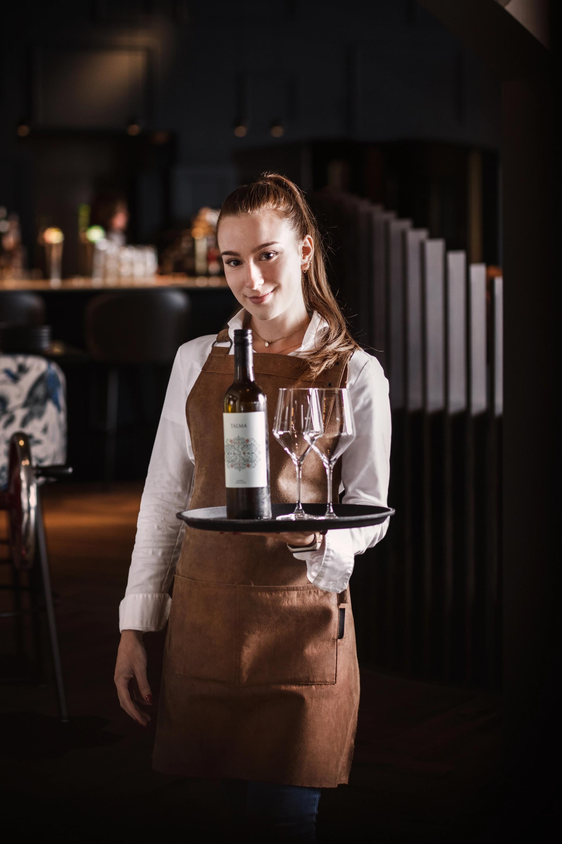 Medewerker bediening met dienblad