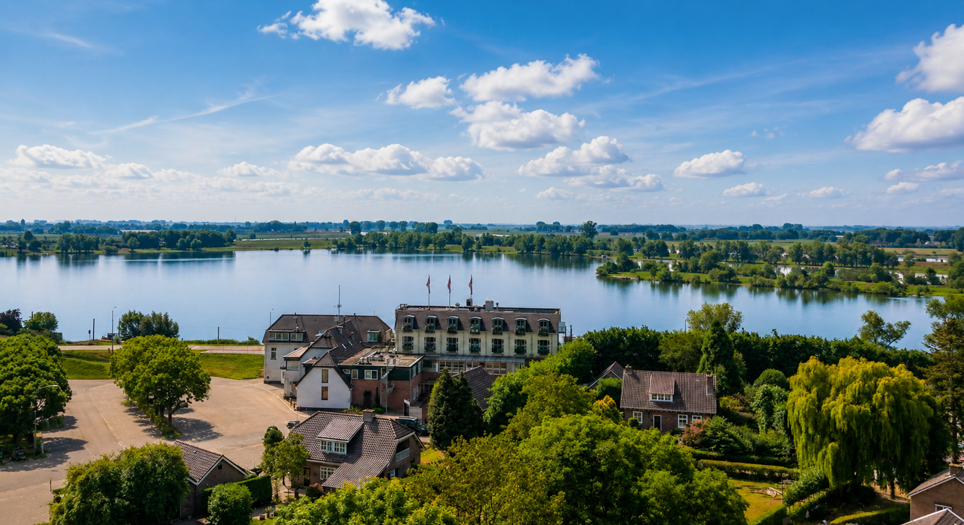 Hotel & Restaurant Hoogeerd aan de Maas met terras in de natuur