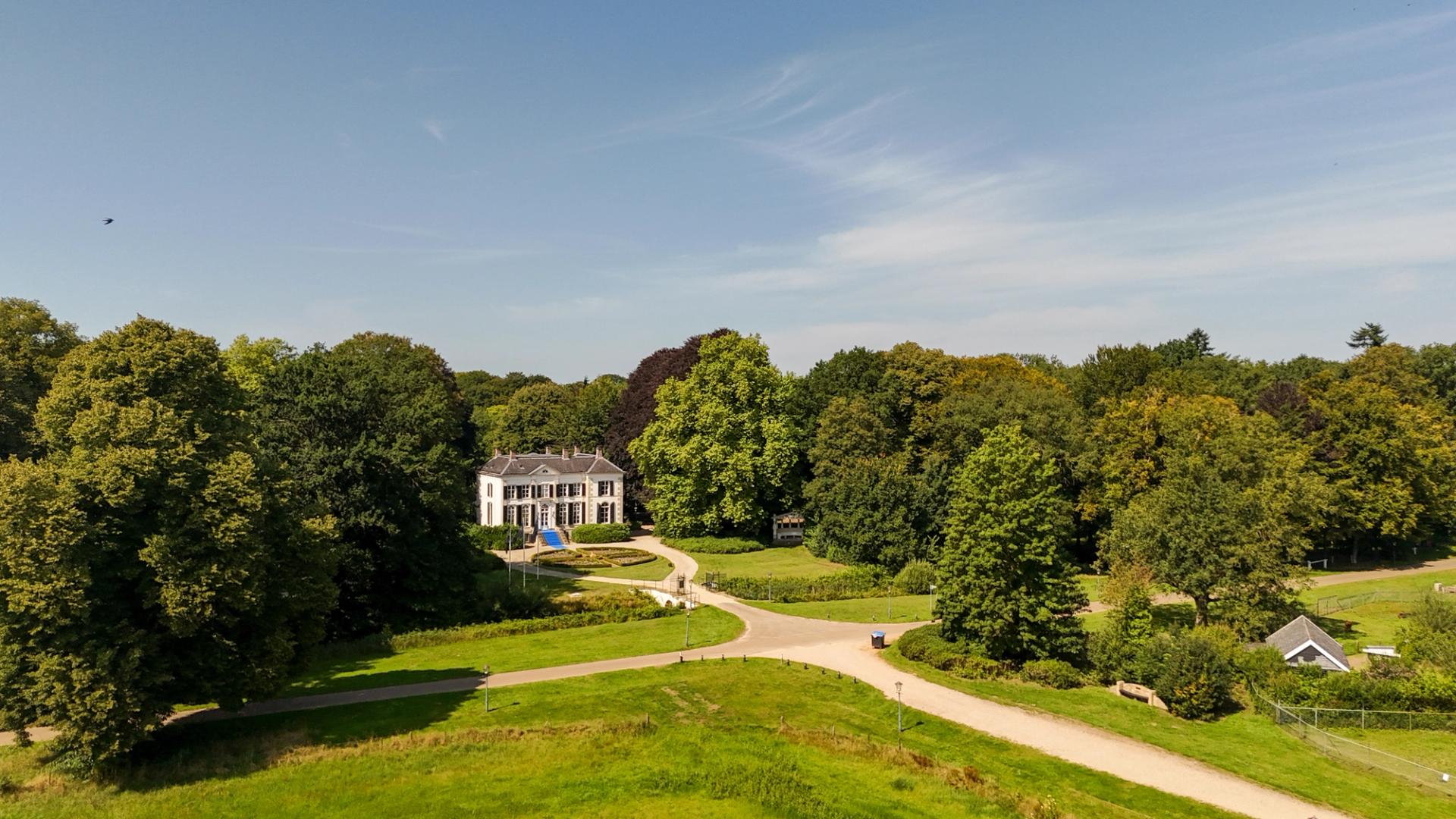 Luchtfoto van Landgoed Het Laer in Ommen, omringd door bossen, lanen en groene natuur in het Vechtdal.