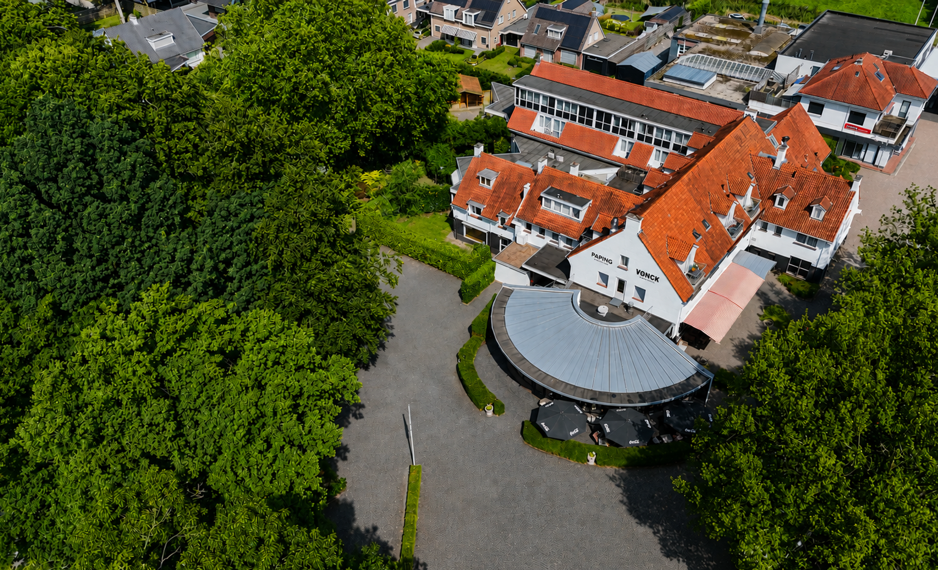 Hotel Paping met Restaurant Vonck in Ommen — karakteristiek wit pand met ronde glazen restaurantuitbouw in het groen