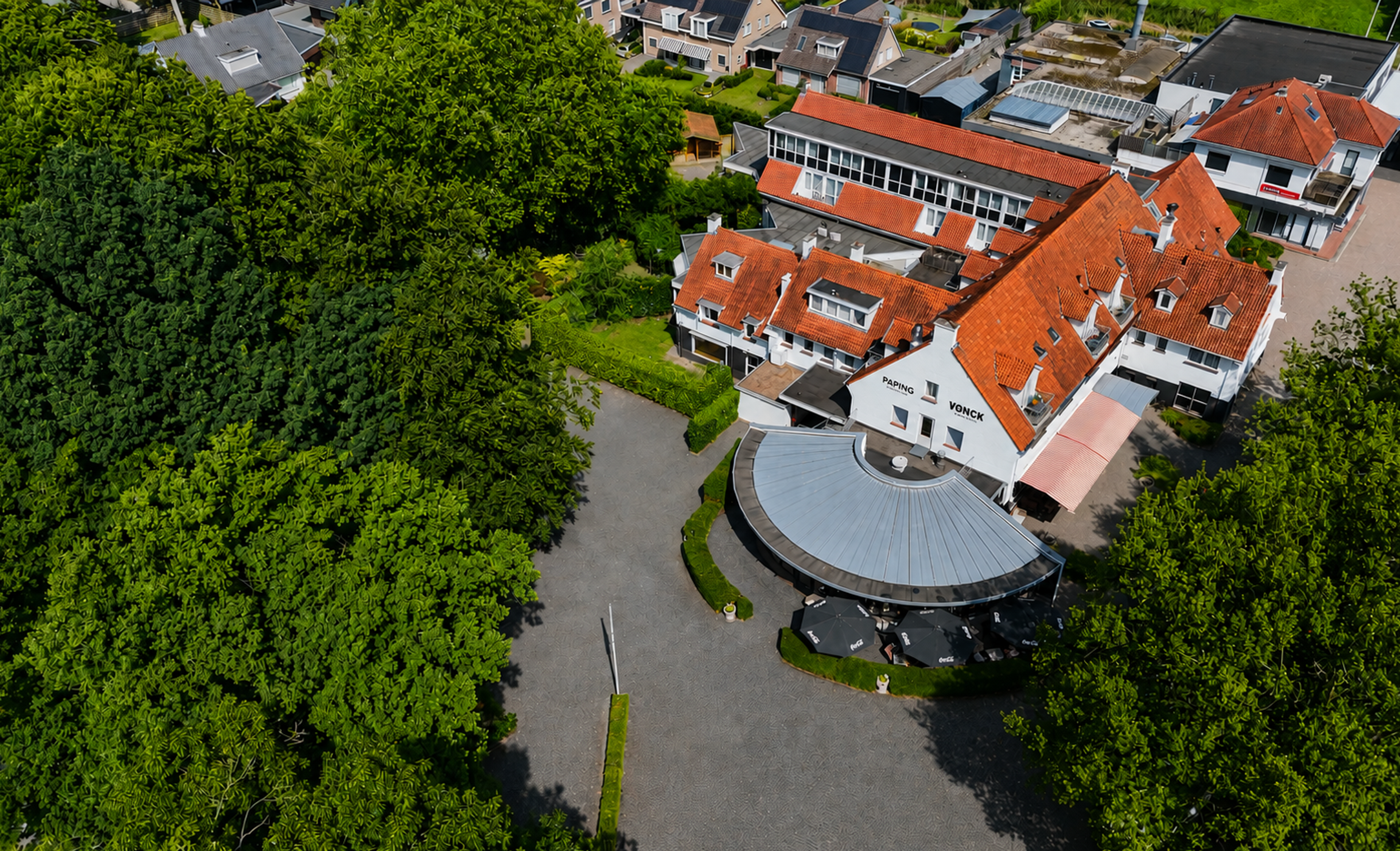 Hotel Paping met Restaurant Vonck in Ommen — karakteristiek wit pand met ronde glazen restaurantuitbouw in het groen