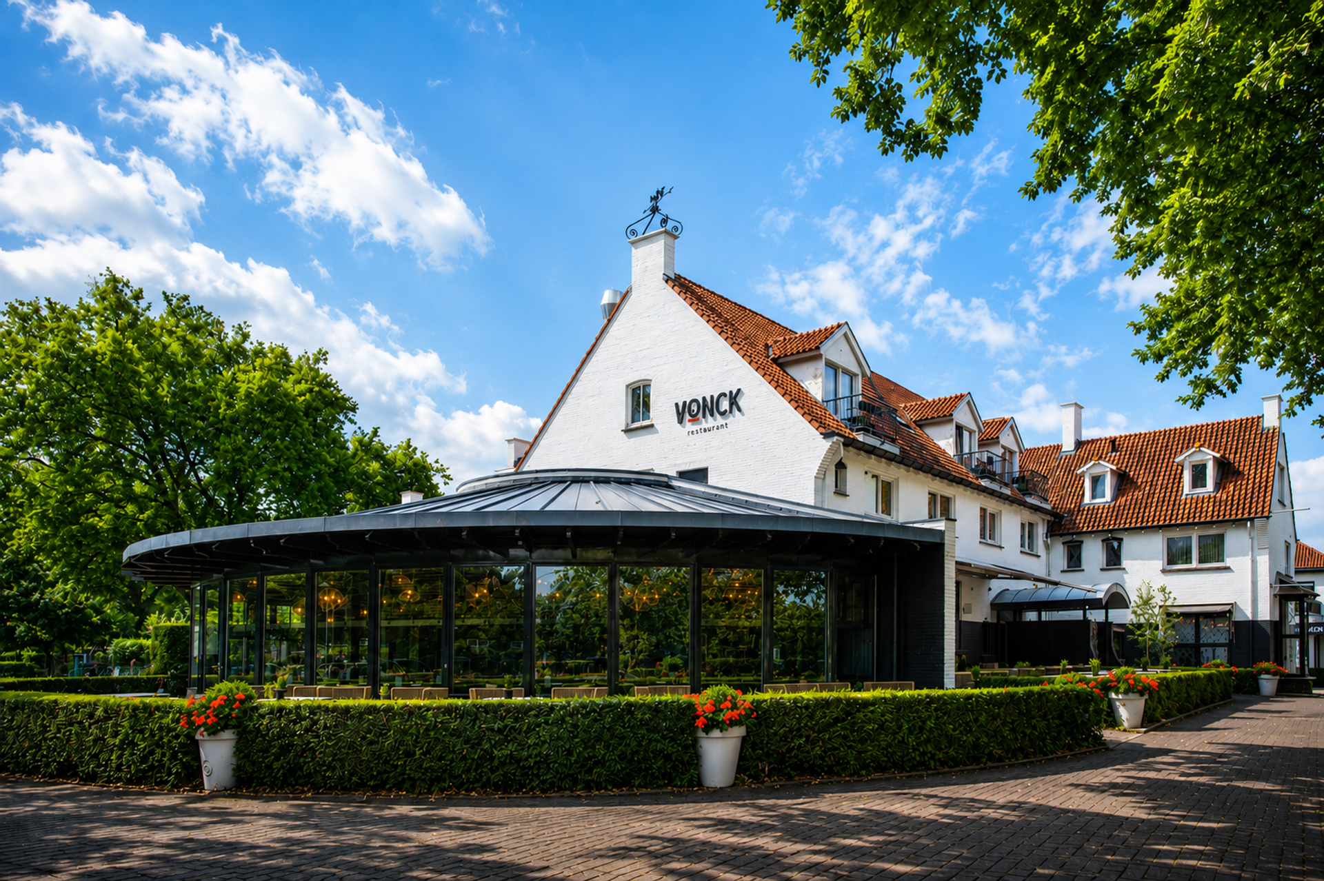 Hotel Paping met Restaurant Vonck in Ommen | karakteristiek wit pand met ronde glazen restaurantuitbouw in het groen
