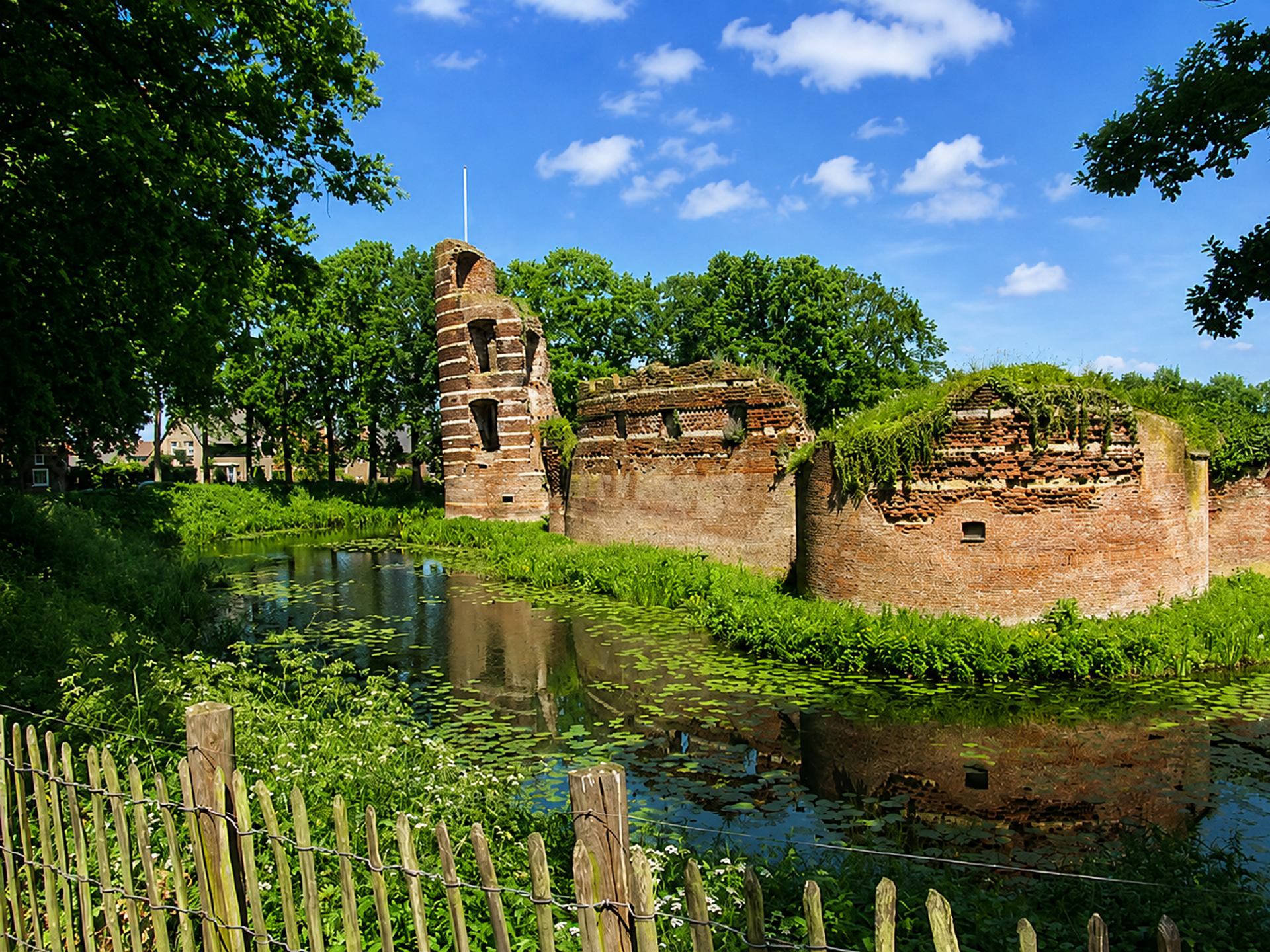 Eeuwenoud stadje aan de Maas met stadsrechten, witgepleisterde huizen en een romantische kasteelruïne.