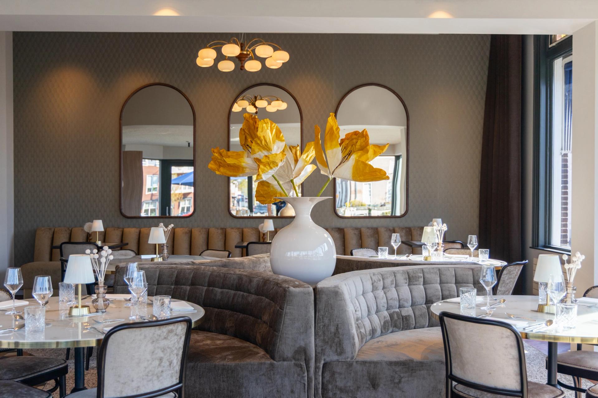 Restaurant Brasserie Bresson met opgedekte tafels en een mooie bloem kunst in de middel