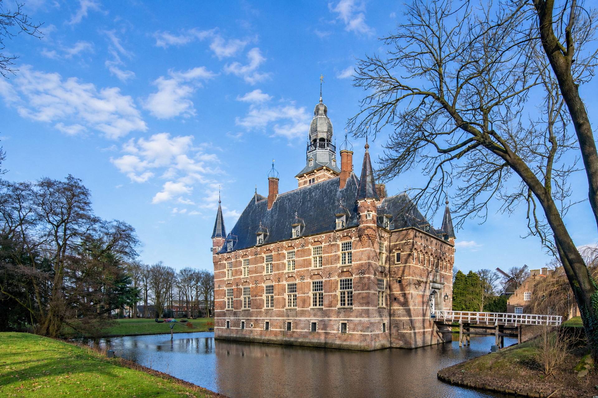 Een zeldzaam renaissancekasteel waar ooit Emilia van Nassau woonde, nu een museum over de geschiedenis van de streek.