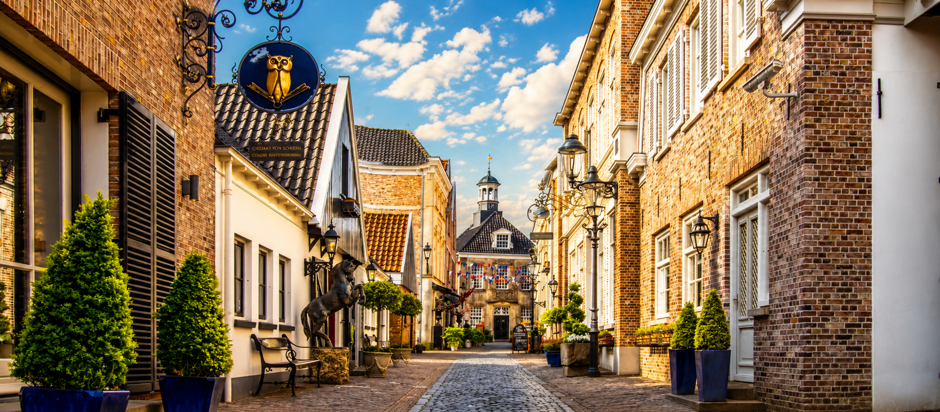Sfeervol straatje met historische gevels in het Twentse kunststadje Ootmarsum