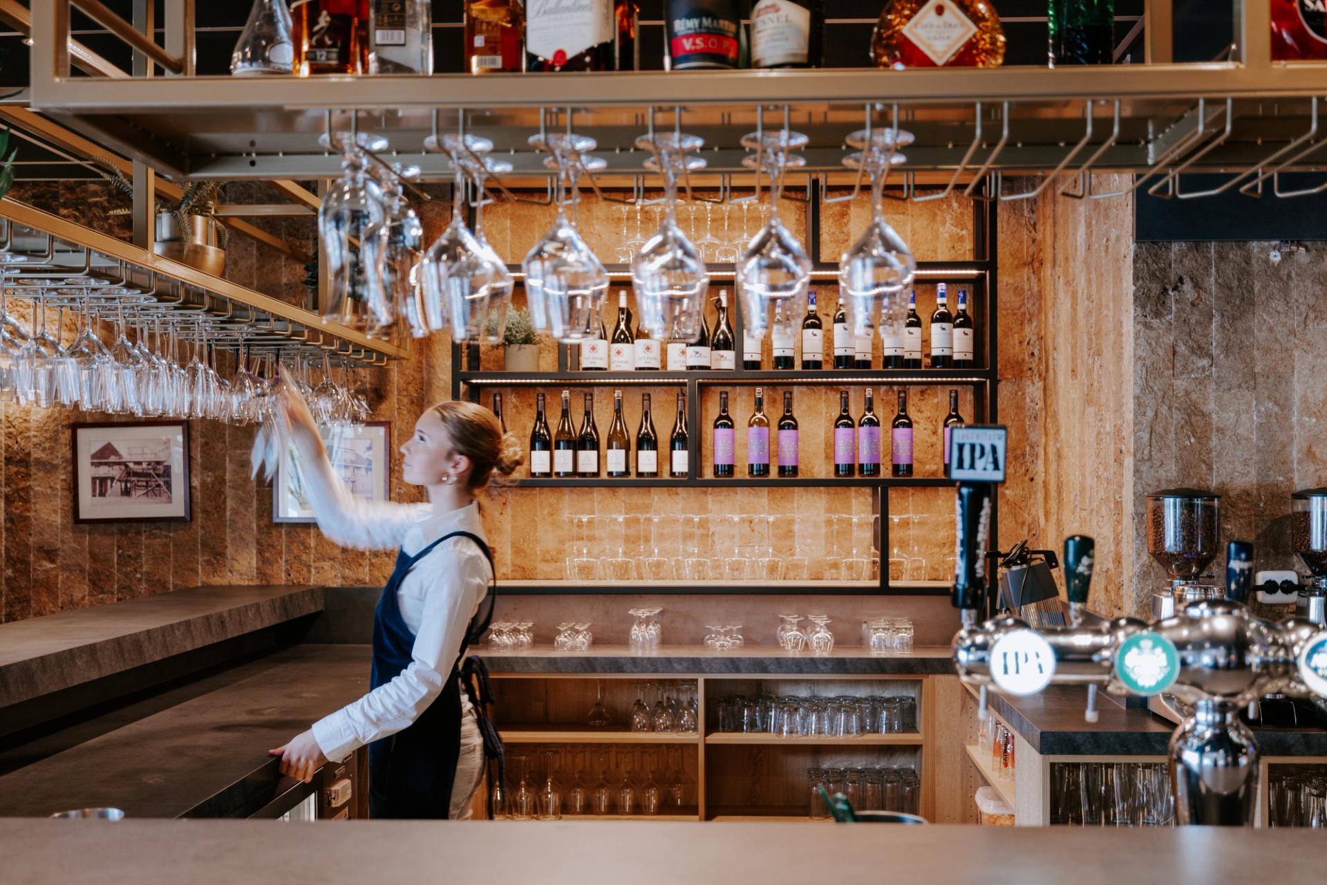 Sfeervolle bar van Hotel de Oringer Marke in Odoorn met wijnselectie en persoonlijke bediening