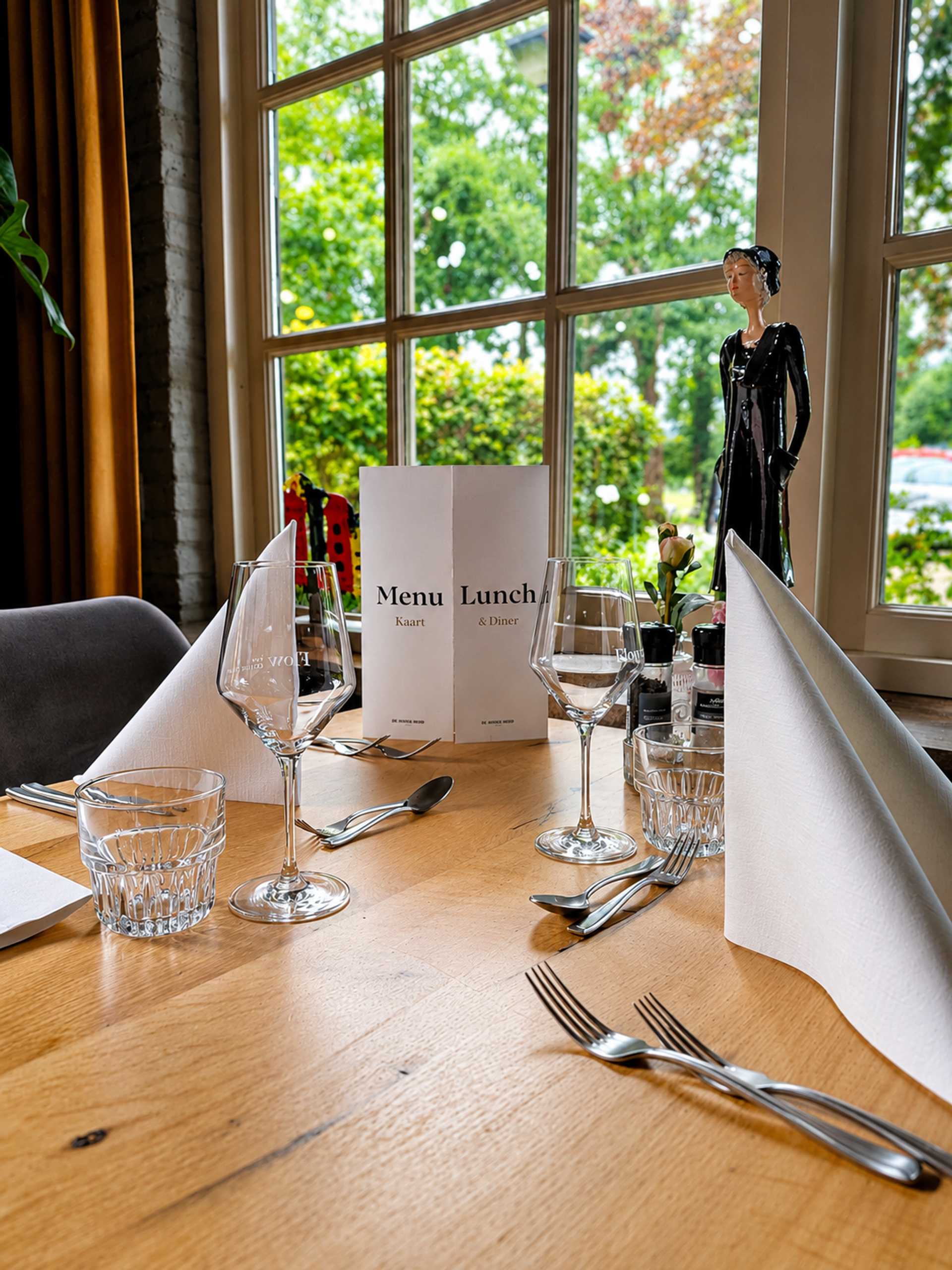 tafel naast het raam bij restaurant De Commanderie