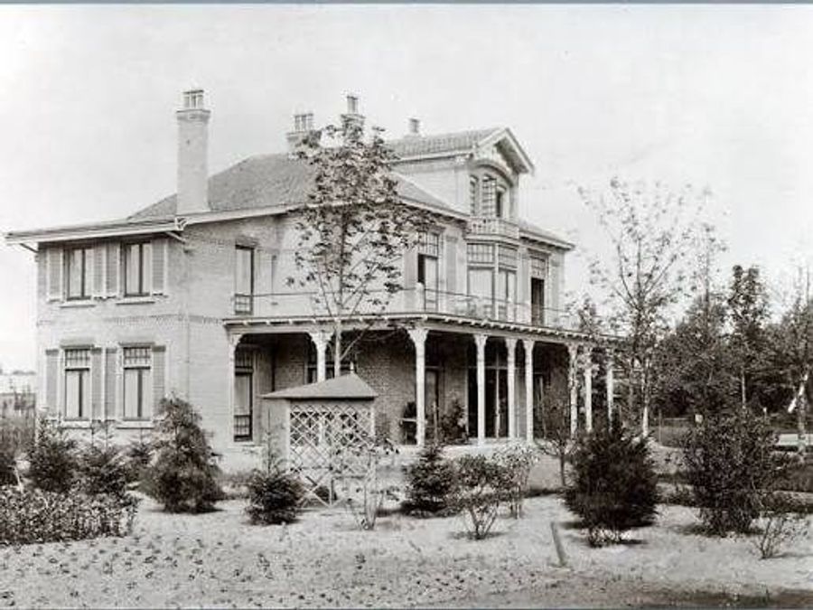 Pension Aurora an der Nieuweweg in Lochem, historisches Foto des Gebäudes mit Veranda und Wintergarten