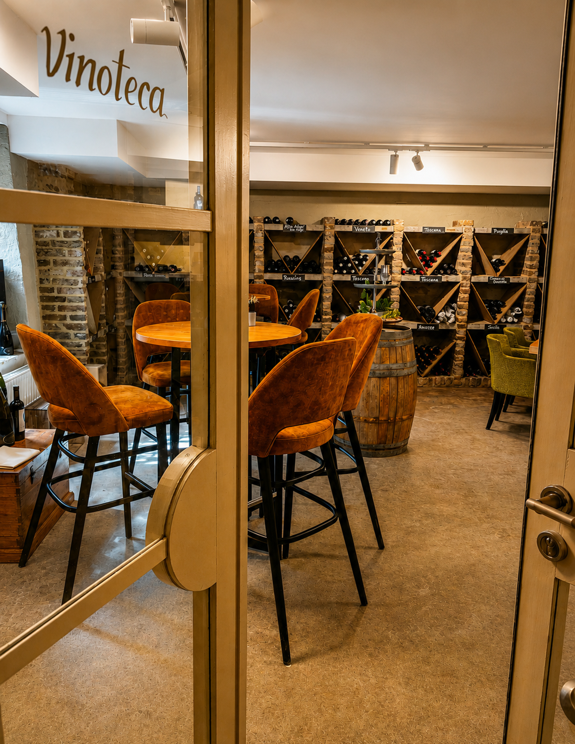 Vinoteca van restaurant Luigi's in Winselerhof met wijnrekken per Italiaanse regio, wijnvaten en oranje barkrukken