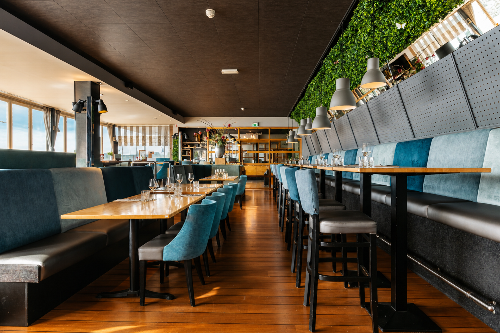 restaurant met hoge en lage tafels hotel hoogeerd
