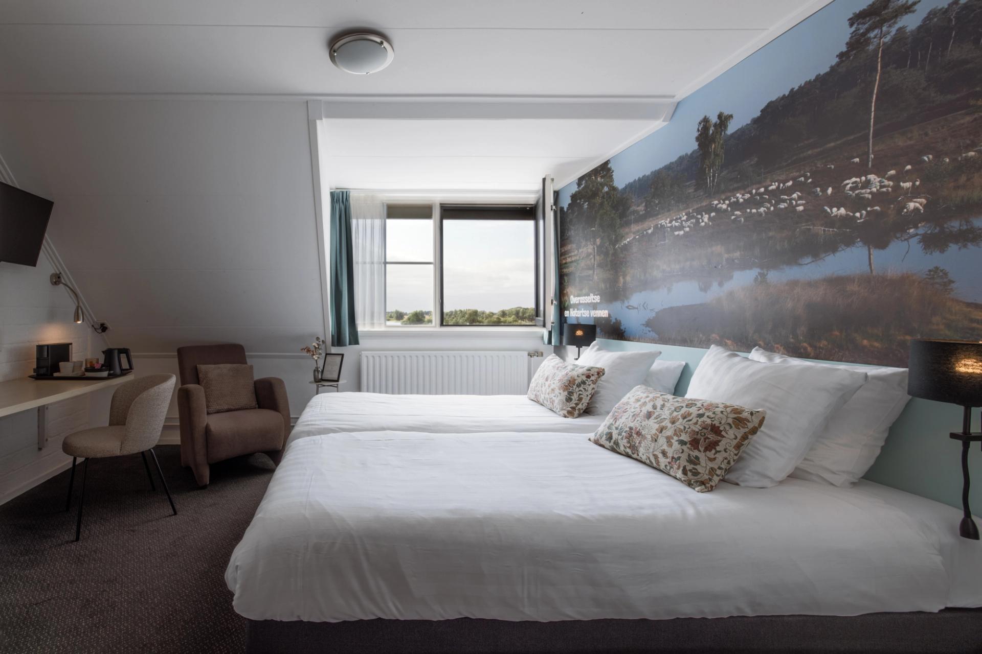Hotelkamer met tweepersoonsbed en natuur-wanddecoratie bij Hotel Restaurant Hoogeerd in Niftrik