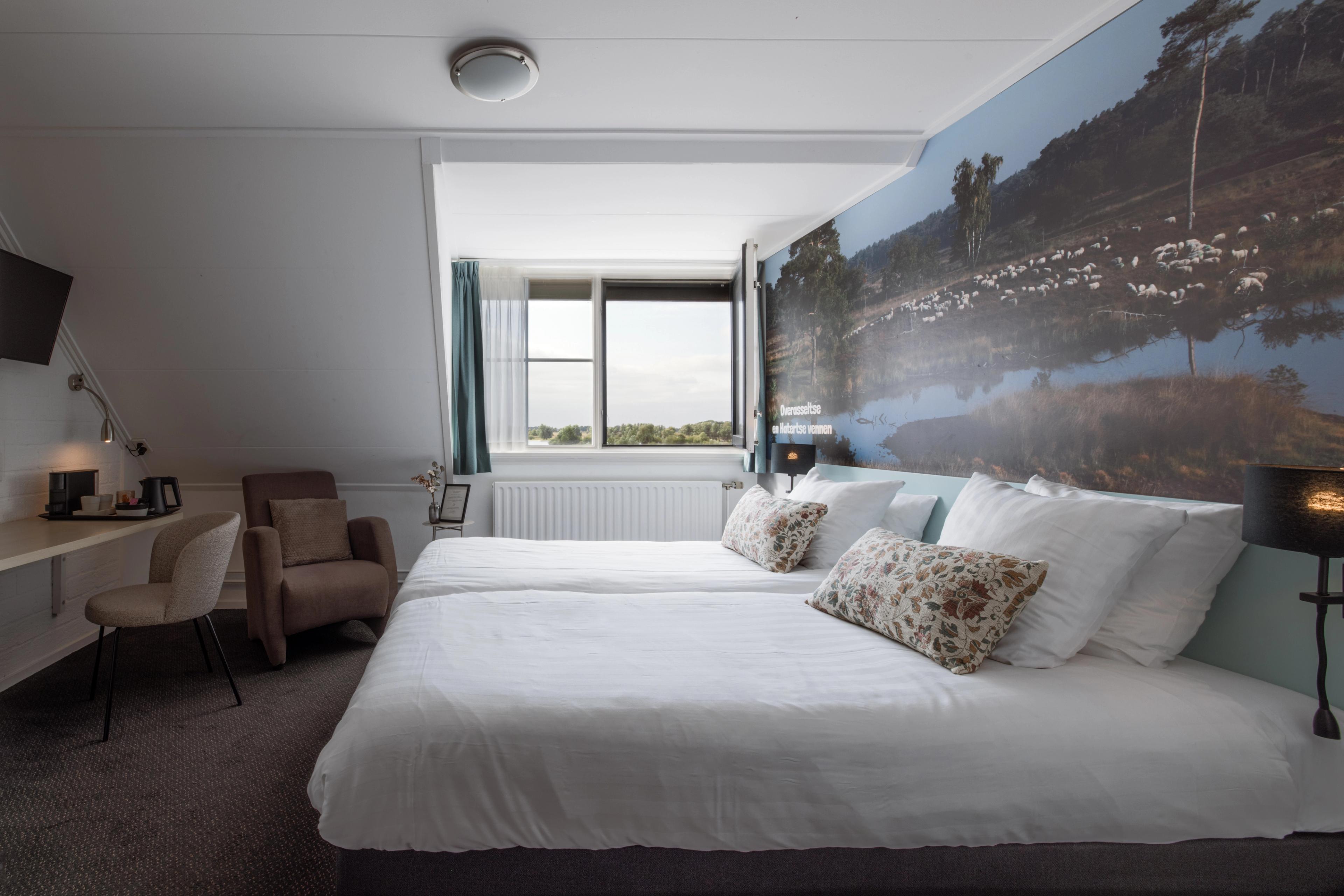 Hotelkamer met tweepersoonsbed en natuur-wanddecoratie bij Hotel Restaurant Hoogeerd in Niftrik