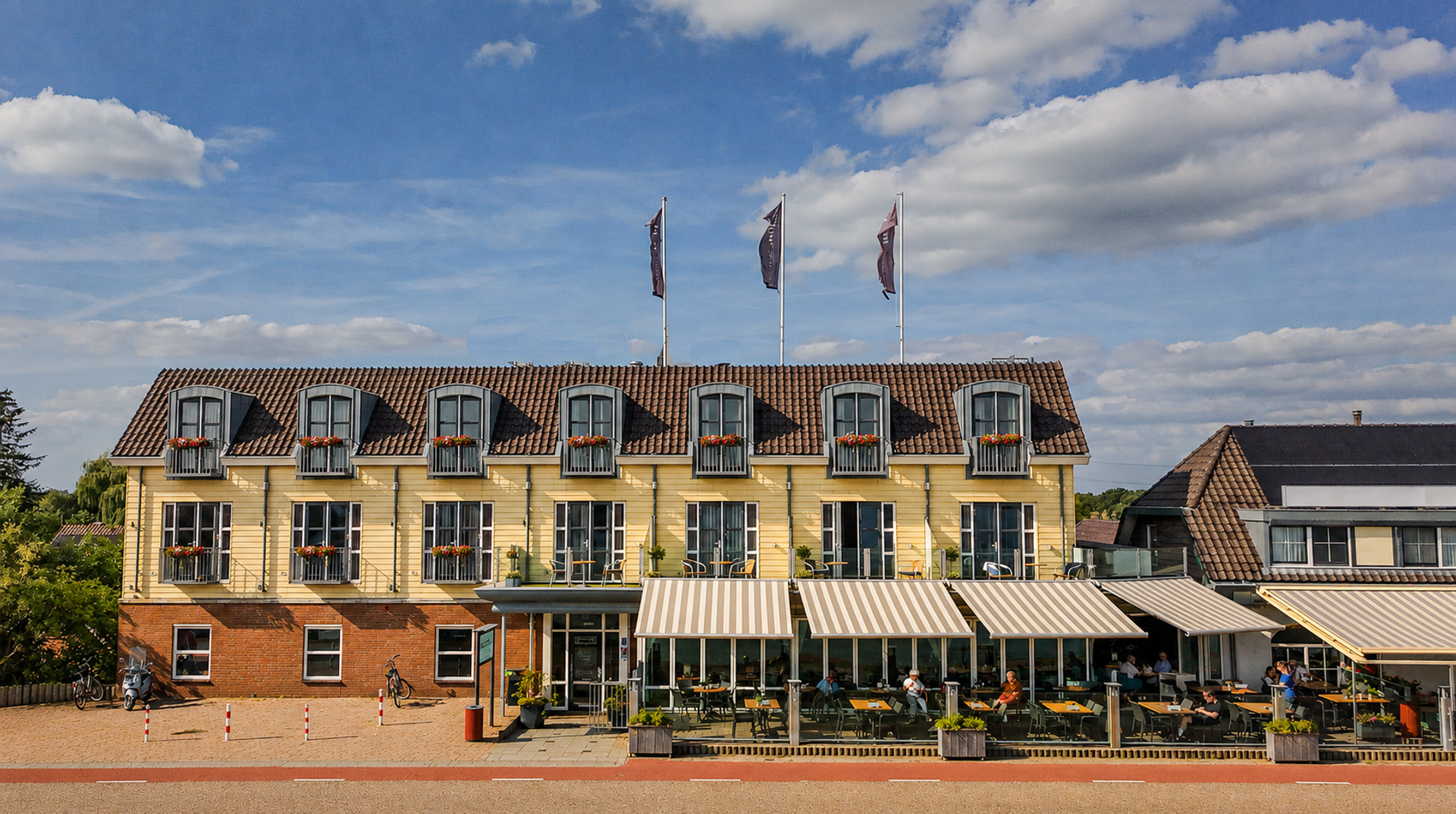 Hotel Restaurant Hoogeerd aan het water in Land van Maas en Waal