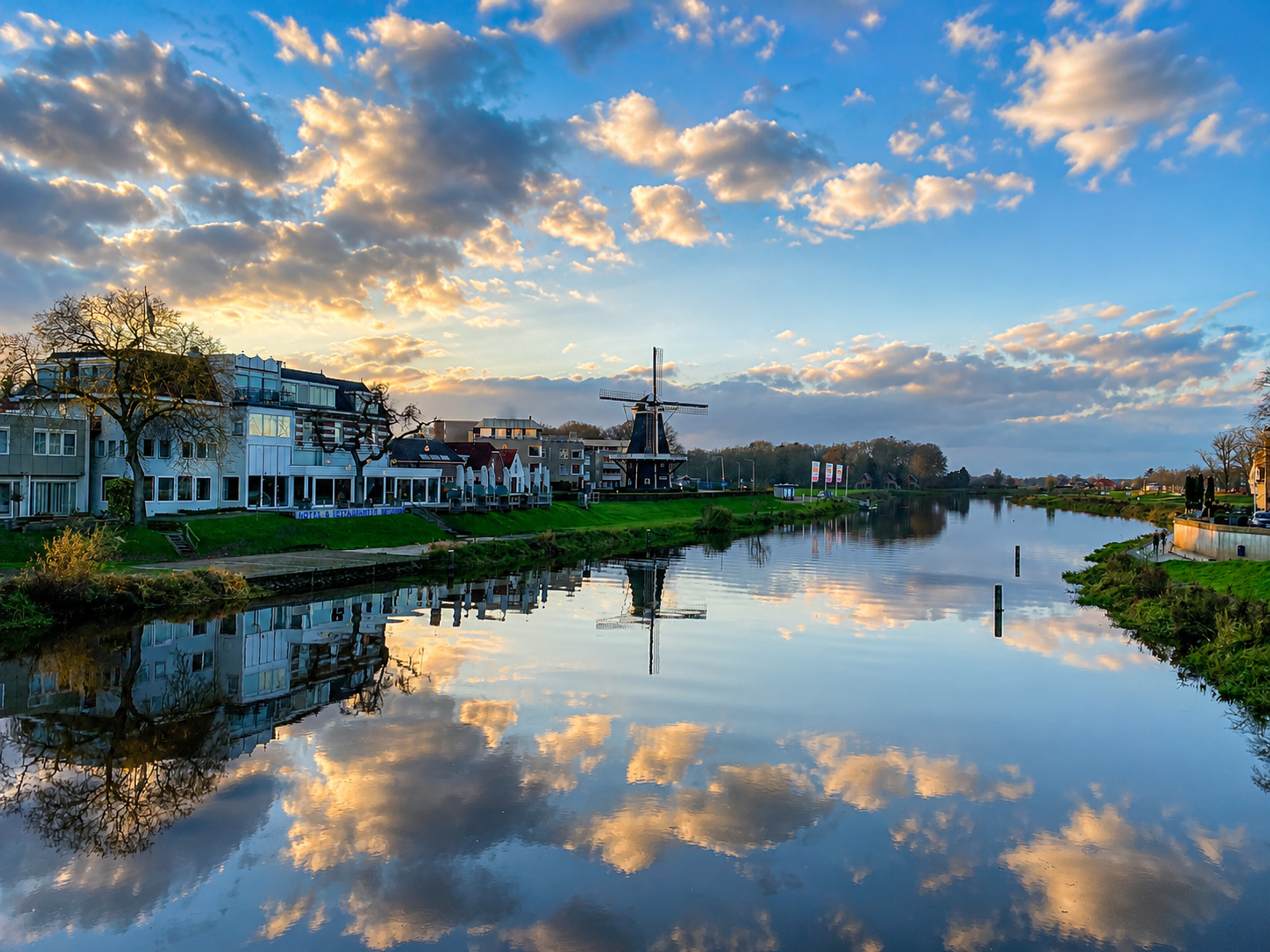 Hotel de Zon aan de Vecht bij Ommen in het gouden licht van de avondzon