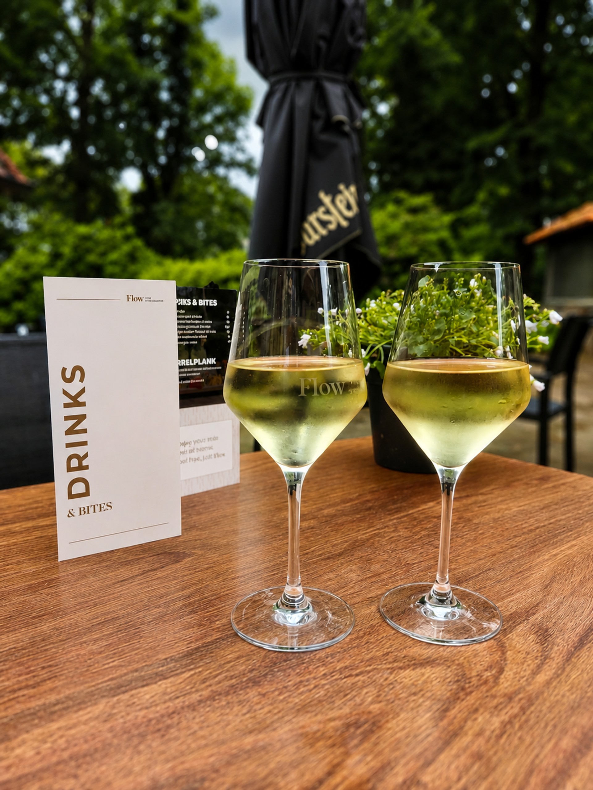 wijn glazen bij het terras van De Commanderie