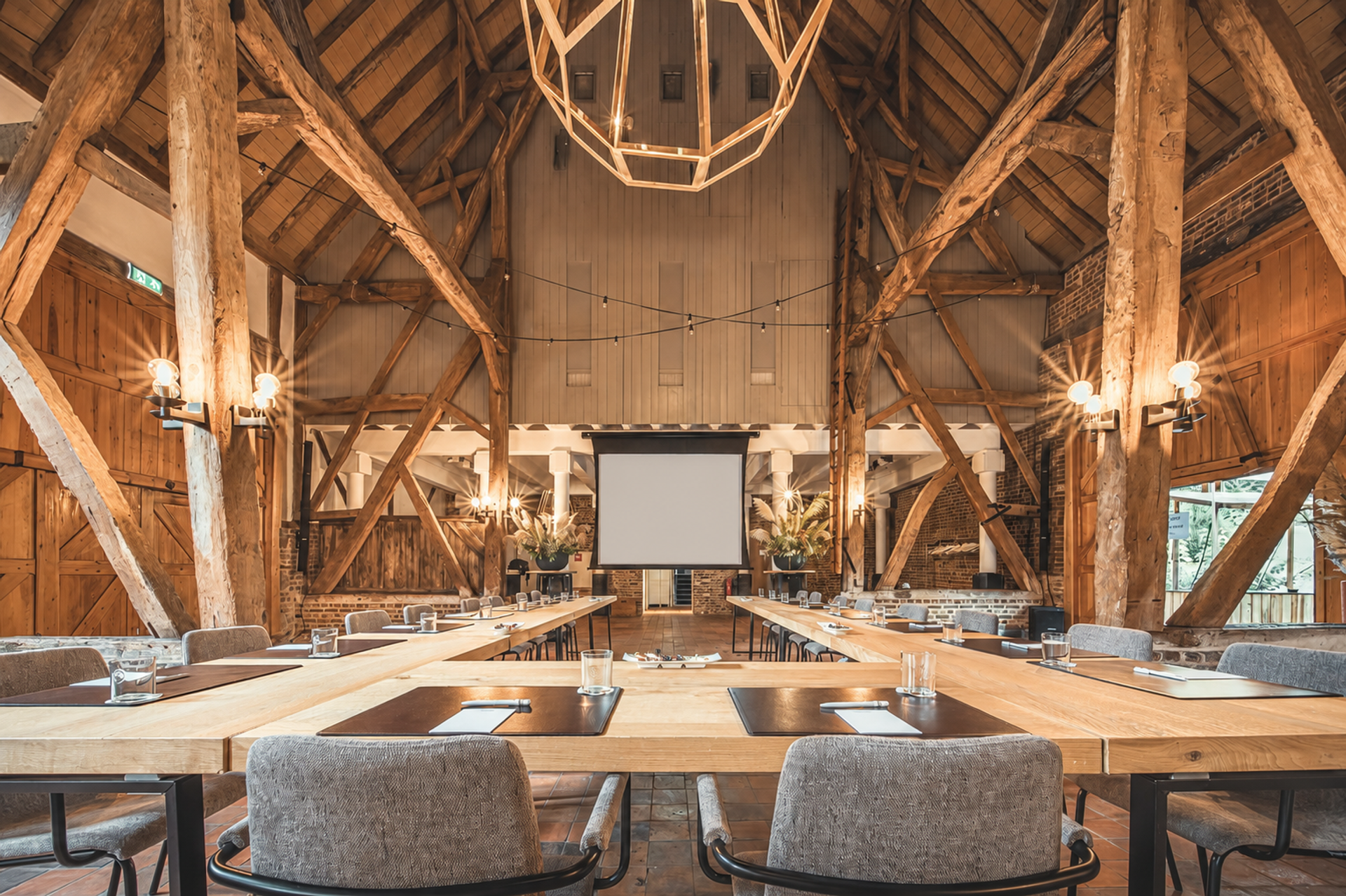 Authentieke hooischuur-zaal voor feesten en partijen in Hotel Winselerhof in Landgraaf
