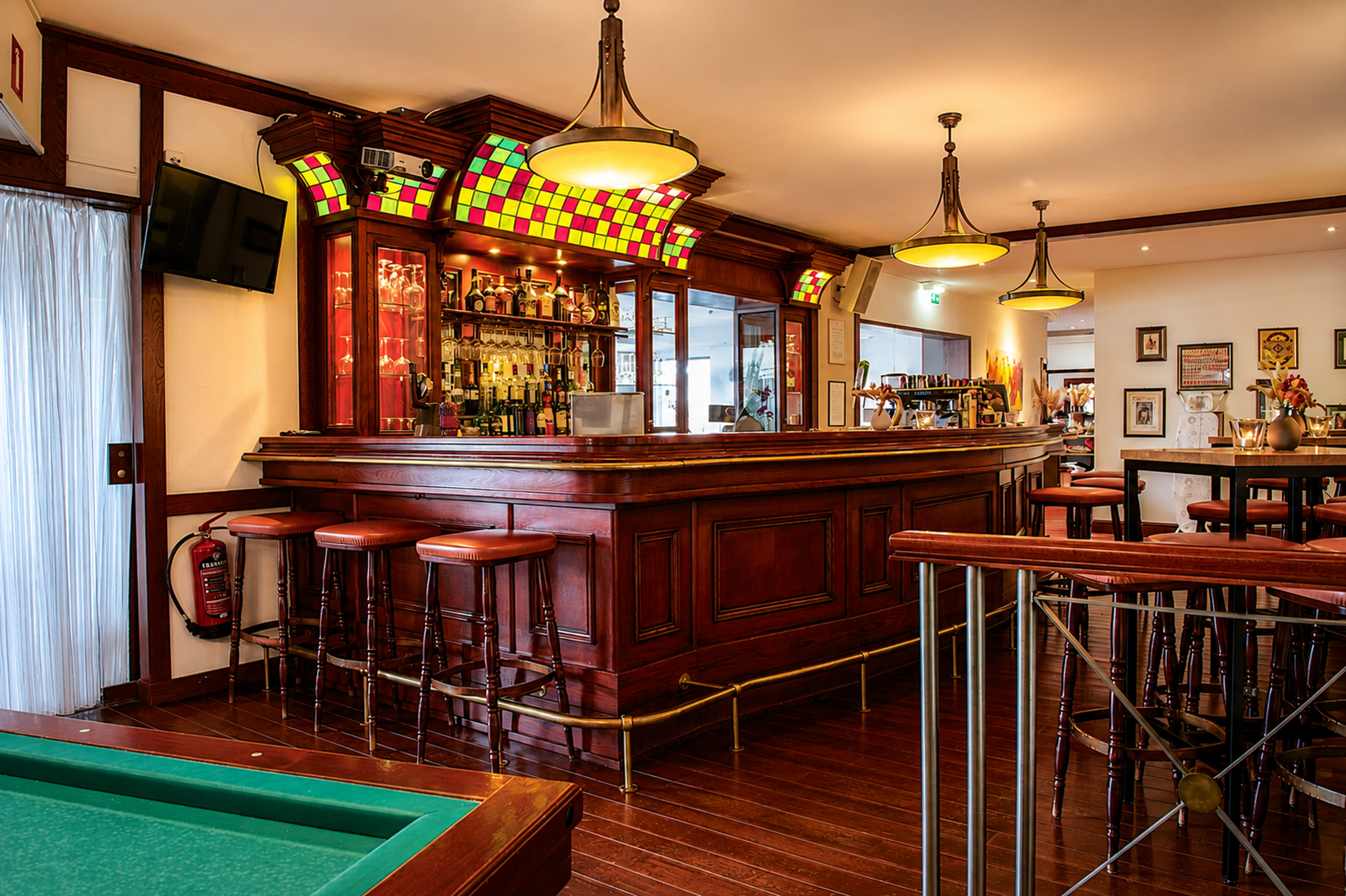 Karakteristieke hotelbar met mahoniehout, glas-in-lood verlichting bij Hotel Hof van Gelre in Lochem