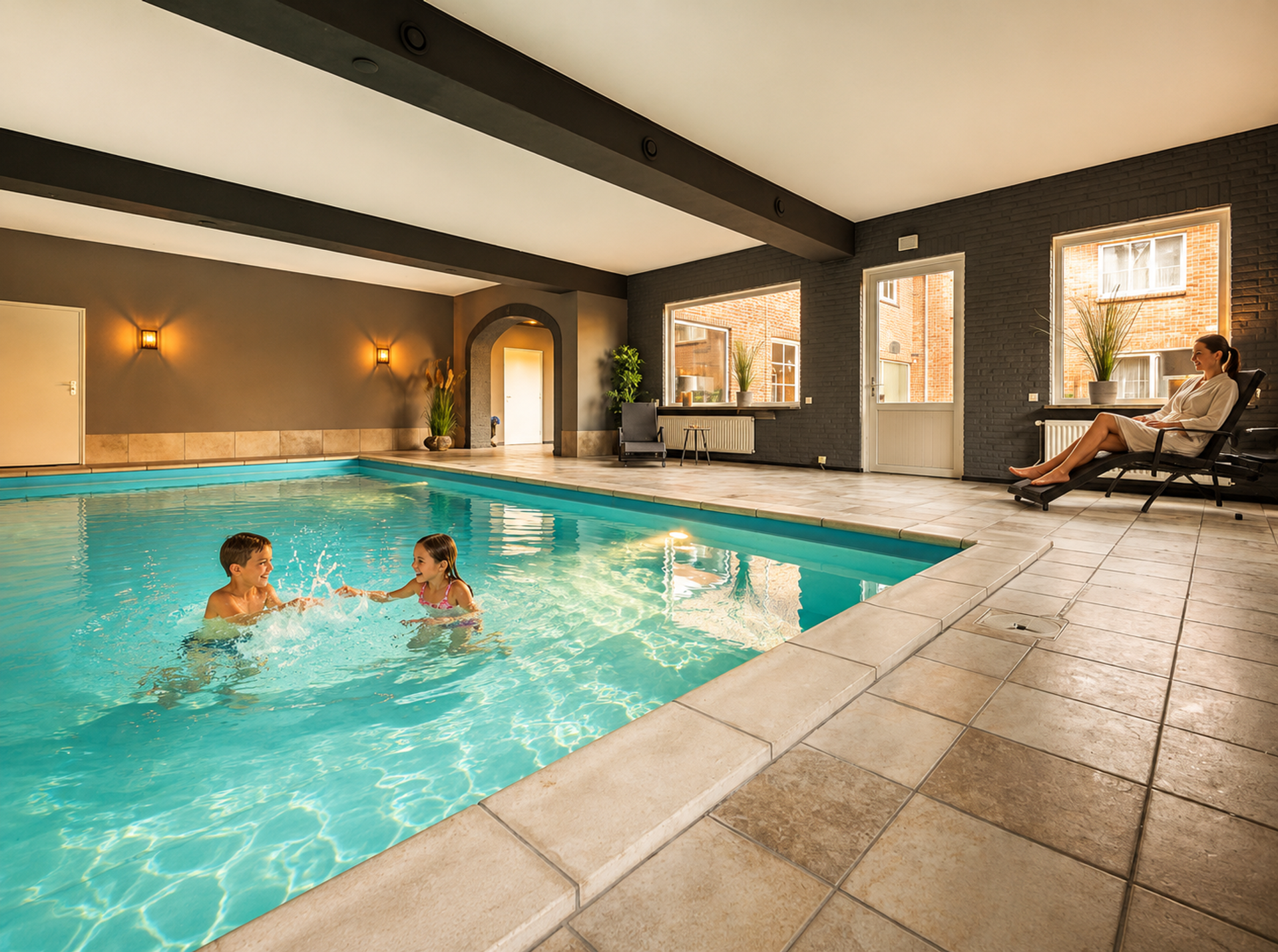 Kinderen in het zwembad van Hotel de Landmarke in Ootmarsum