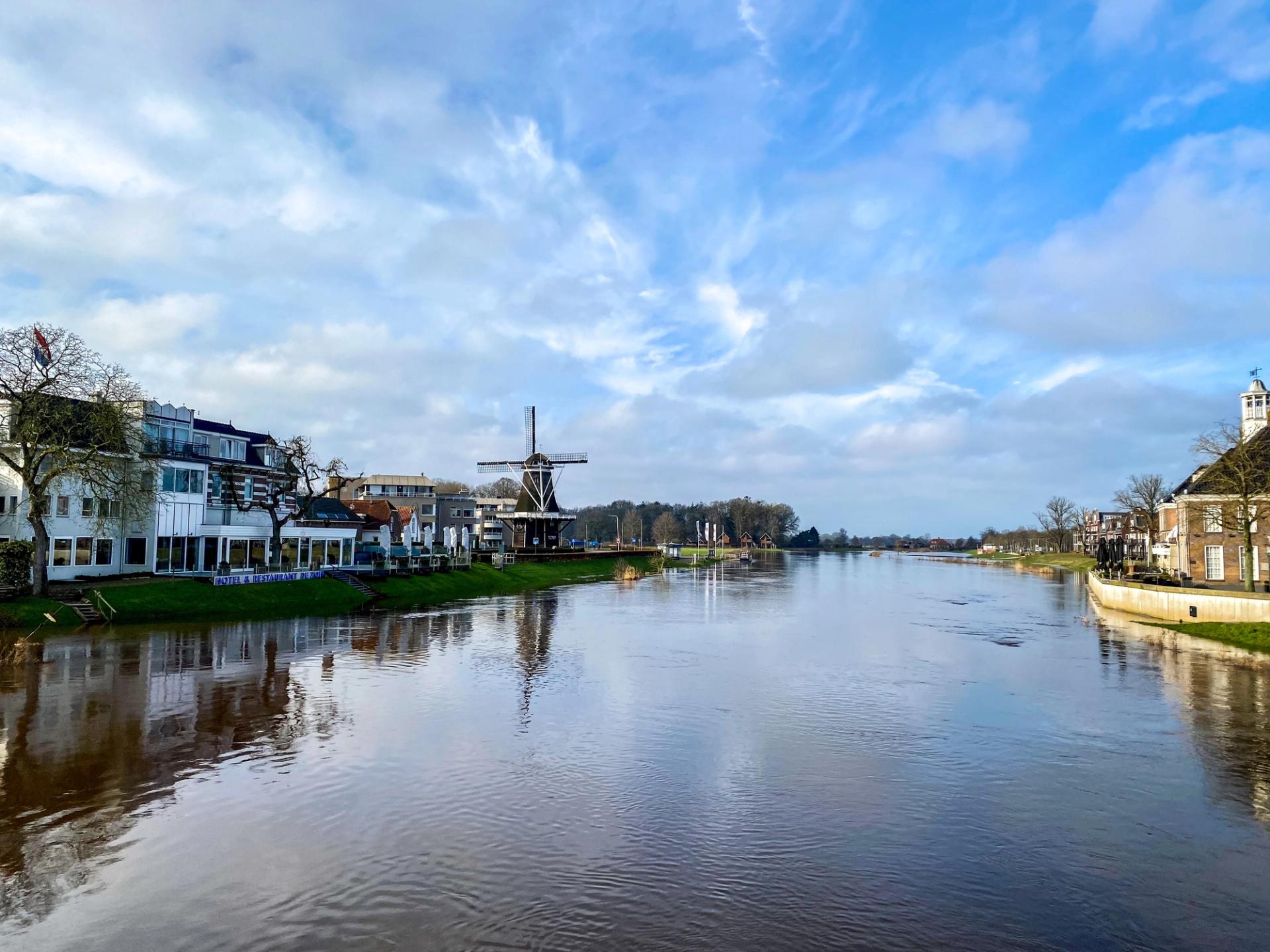 Fietspad langs de meanderende Vecht met grasdijken en knotwilgen tussen Ommen en Dalfsen