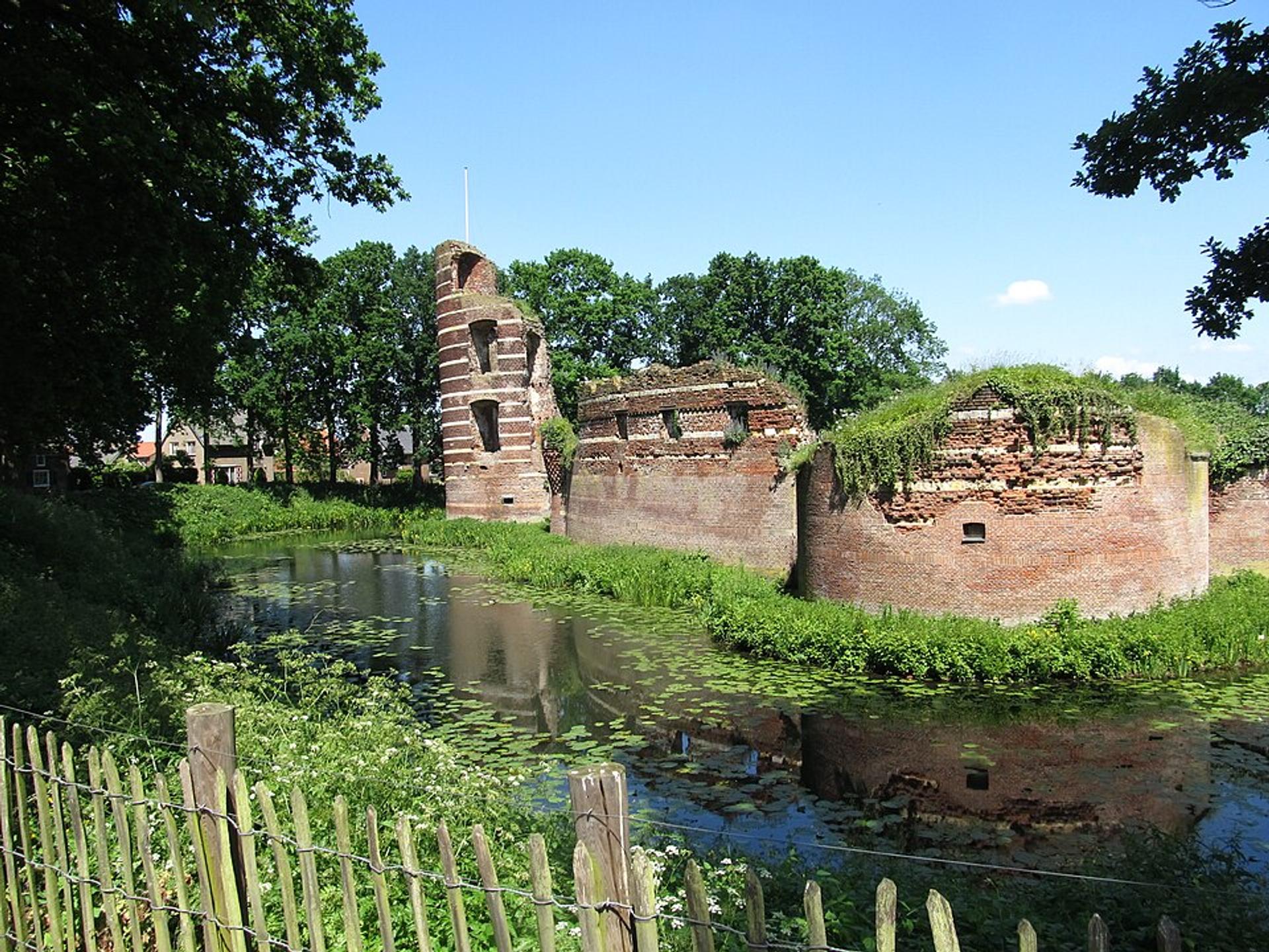 De ruïne van kasteel Batenburg aan de Maas