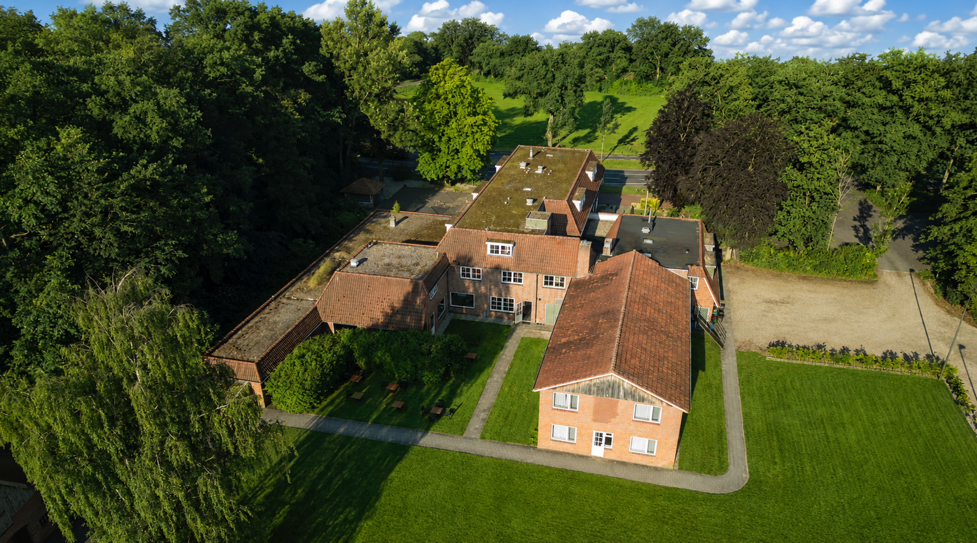Drone photo Hotel De Landmarke