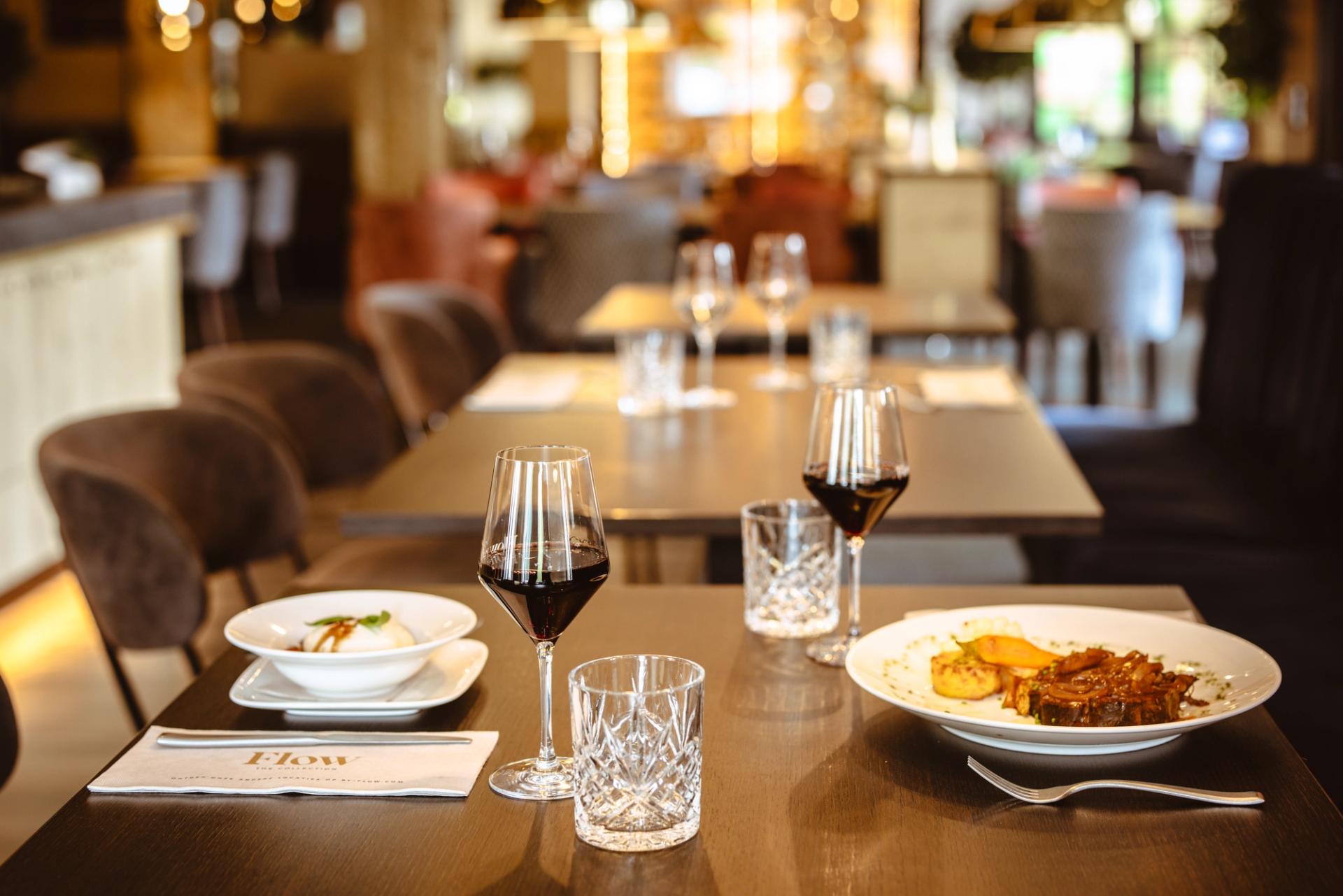 Gerechten aan tafel bij Hotel de Oringer Marke