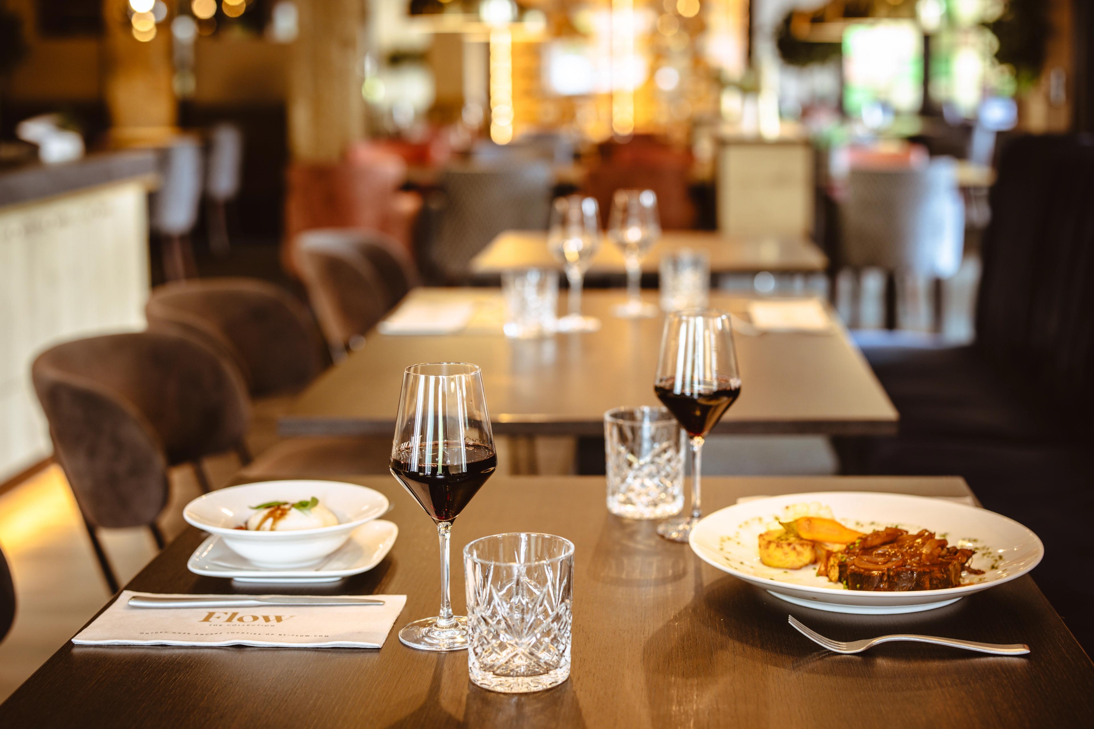 opgedekte tafel met 2 gerechten restaurant hotel oringer marke