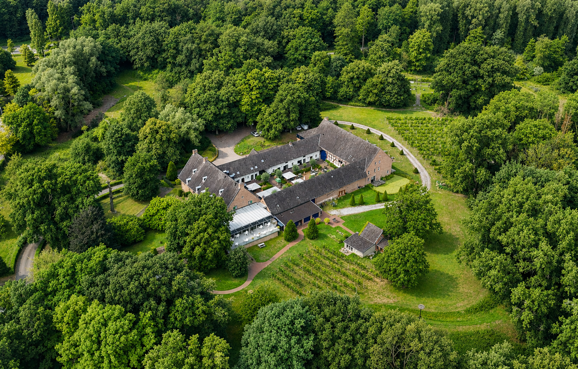 Glooiende heuvels met akkers, holle wegen en vakwerkhuizen in het Zuid-Limburgse Heuvelland