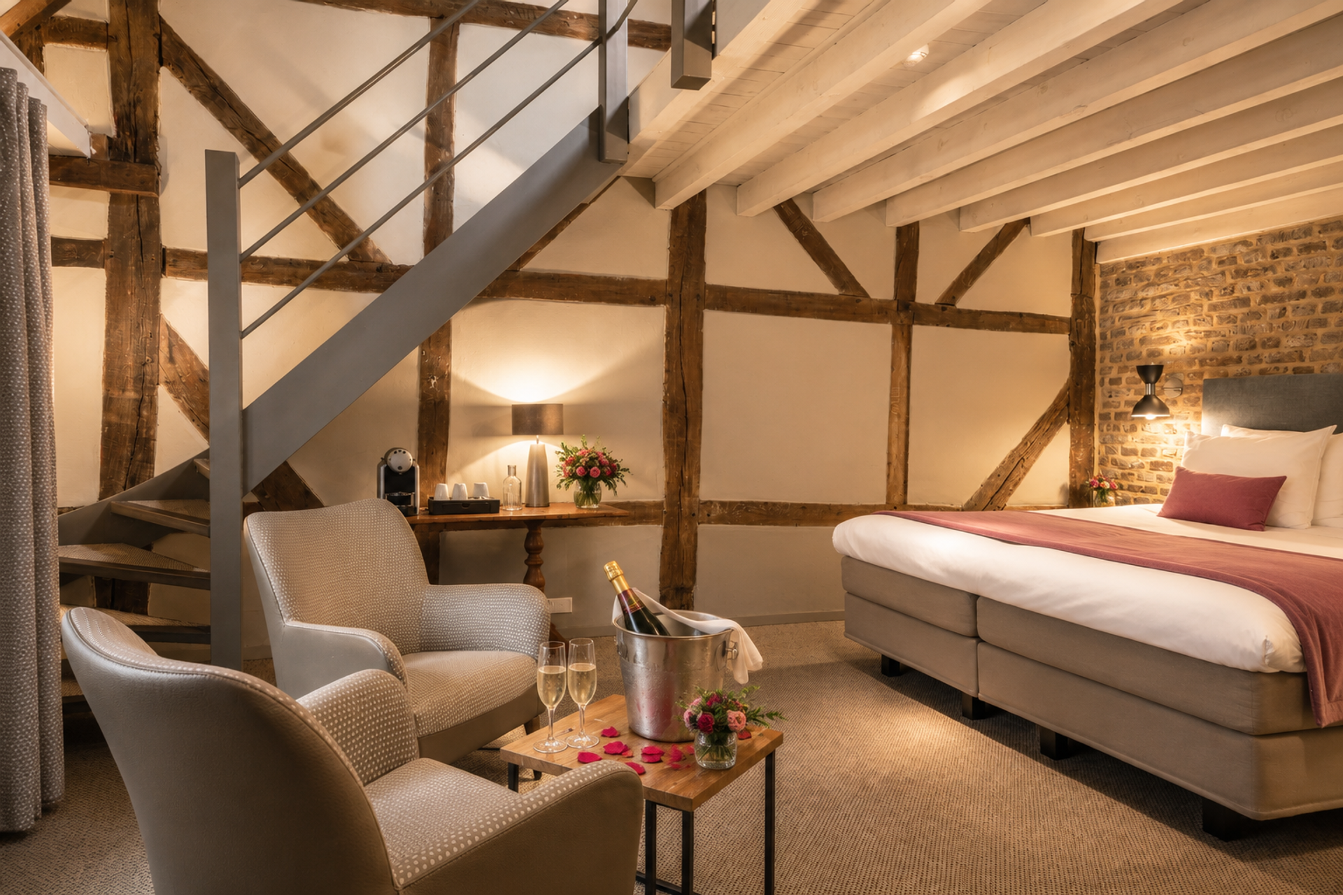 Stel geniet samen van een romantisch verblijf bij een hotel van Flow the Collection