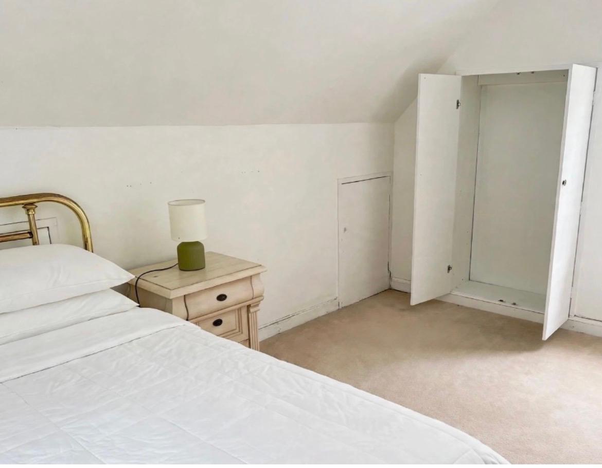 Carrigaline, Cork. Double bedroom, own bathroom. €394 p/m