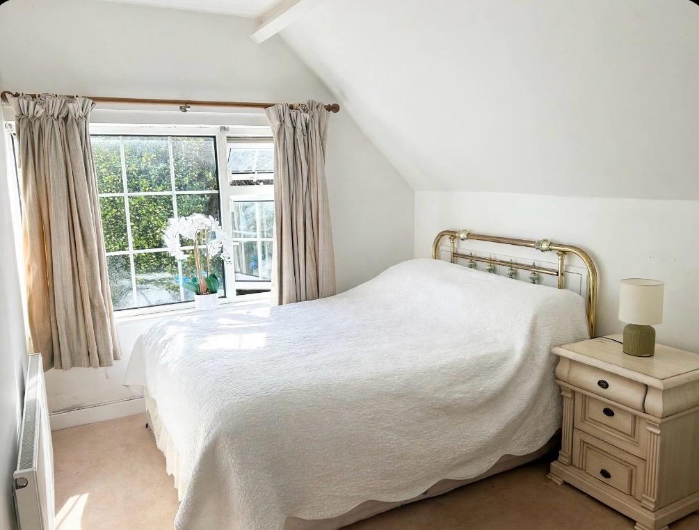 Carrigaline, Cork. Double bedroom, own bathroom. €394 p/m
