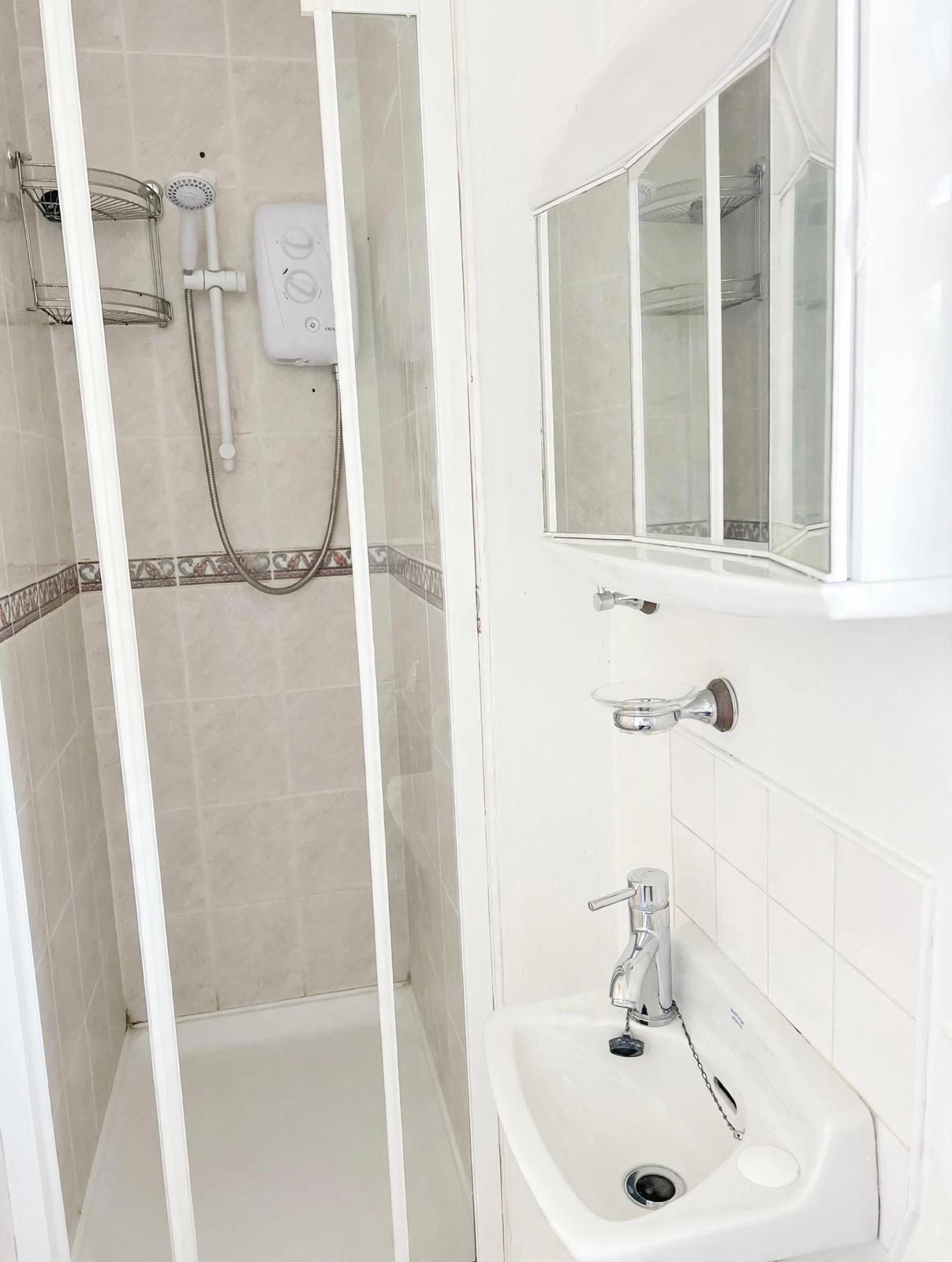 Carrigaline, Cork. Double bedroom, own bathroom. €394 p/m