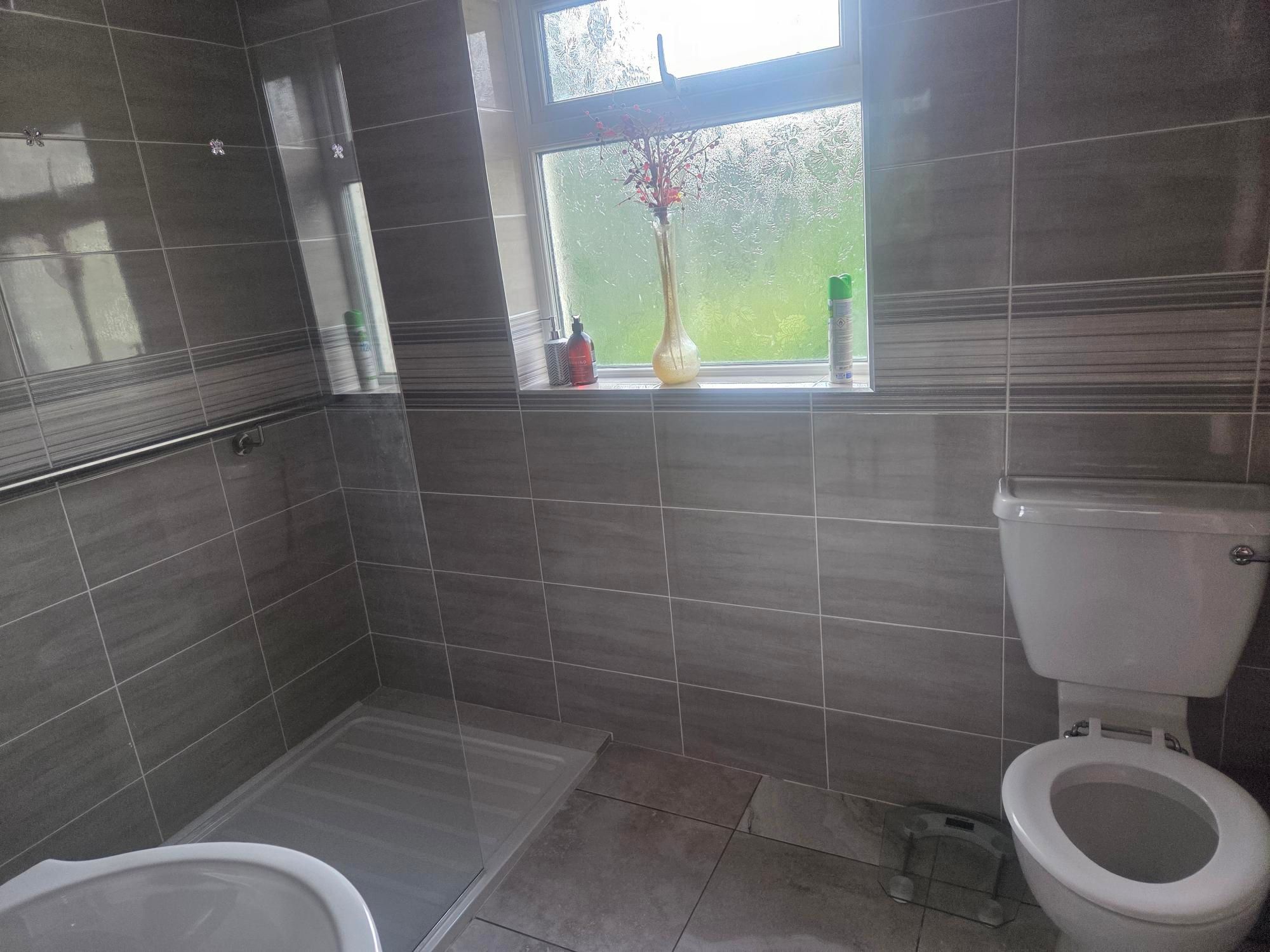 Glounthaune, Cork. Double bedroom, shared bathroom. €350 p/m