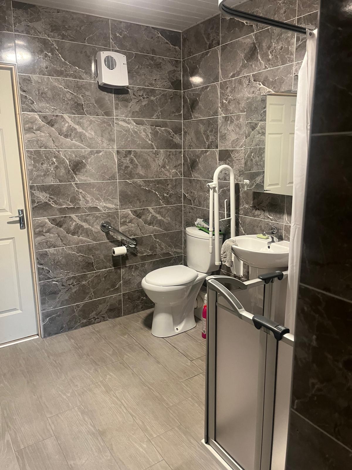 Help4Housing; Terenure, Dublin 12. Large single bedroom, shared bathroom €650 p/m