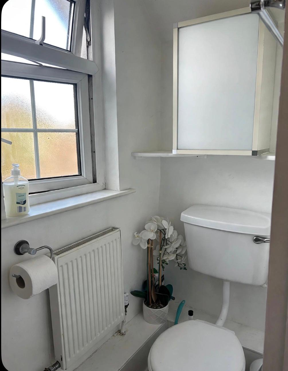Carrigaline, Cork. Double bedroom, own bathroom. €394 p/m