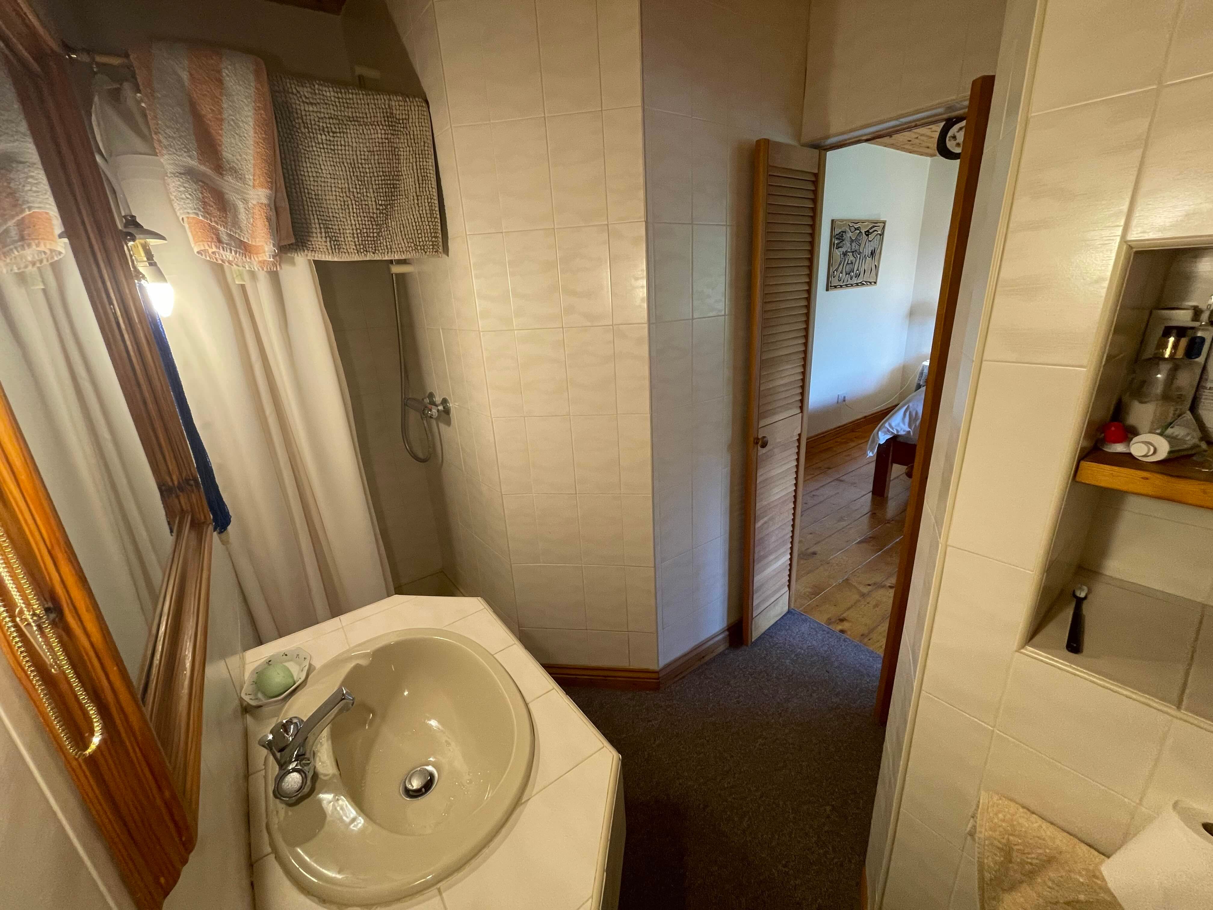 Athy, Kildare. Large double bedroom ensuite. €300 p/m