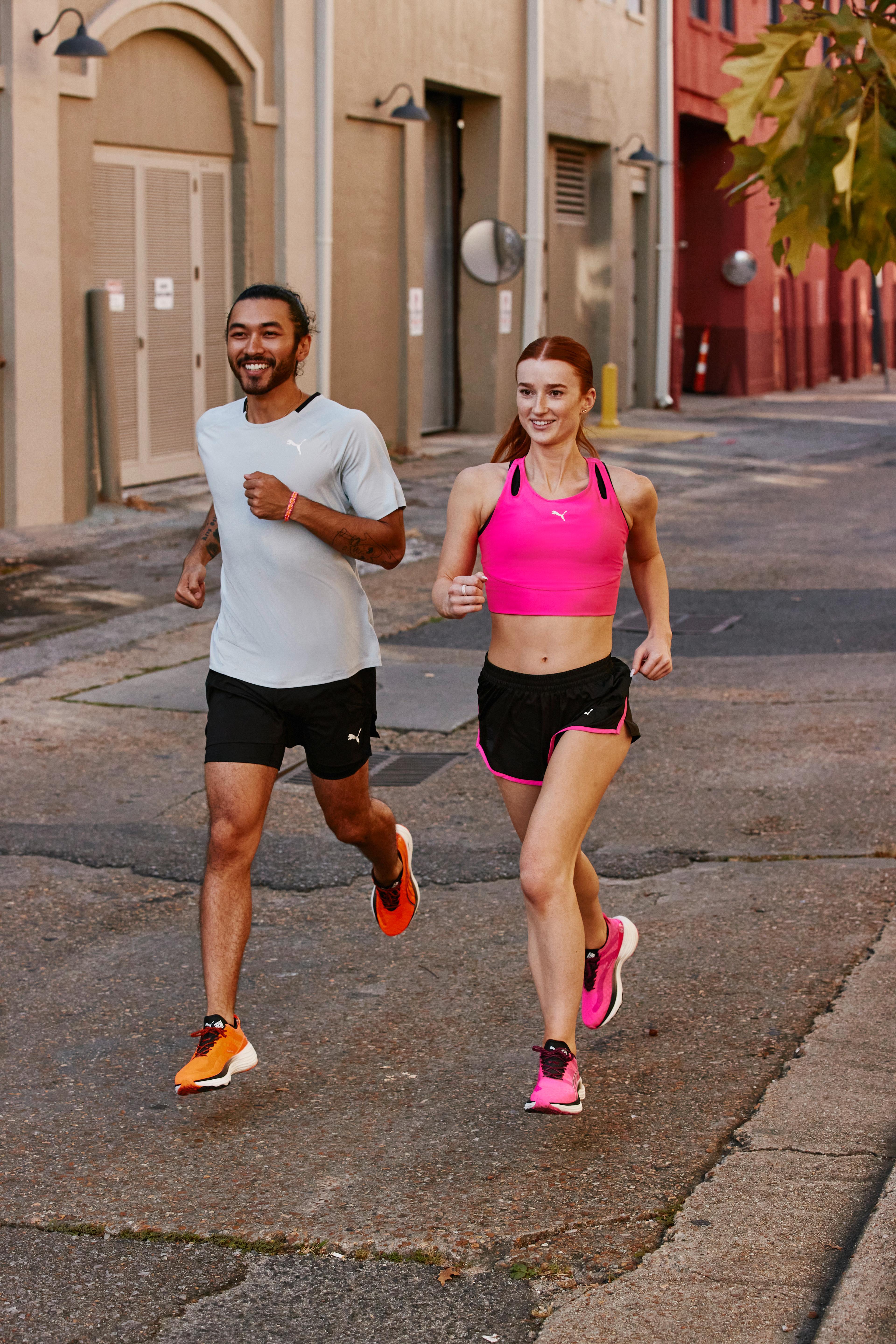 Dame og mann løper med treningsskoen Puma Foreverrun Nitro 
