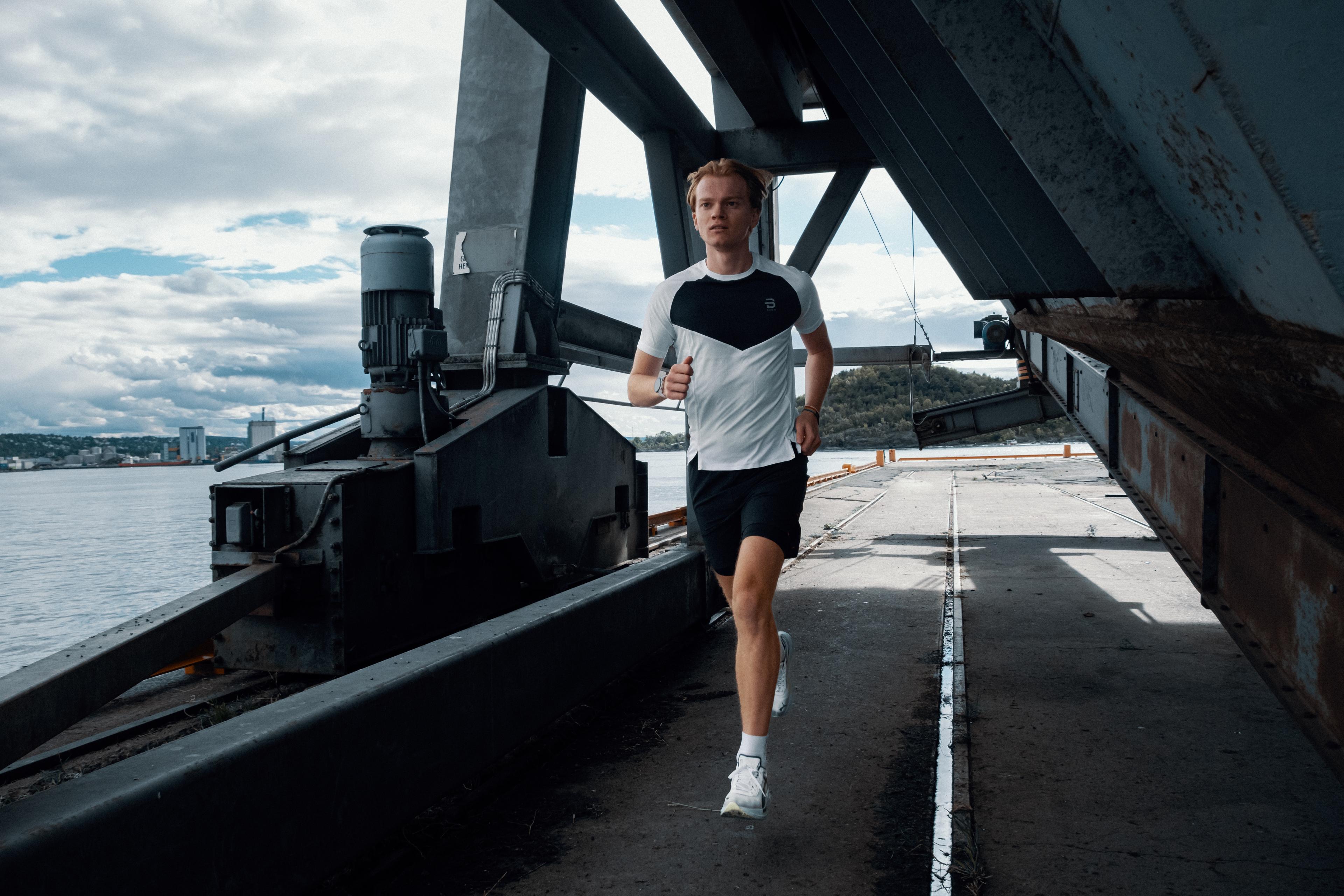 Mann løper utendørs i treningsklær