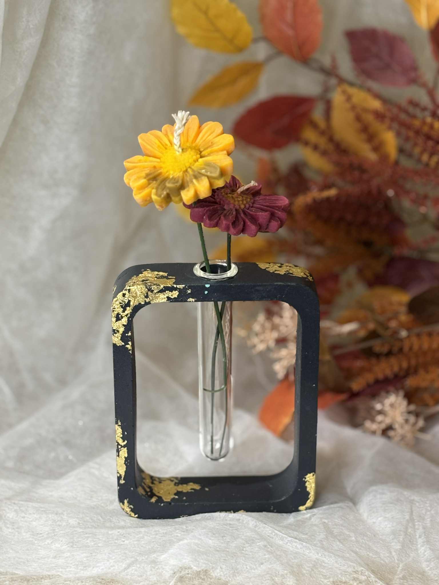 Image of Minimal συλλογή σε μαύρο με χρυσές λεπτομέρειες