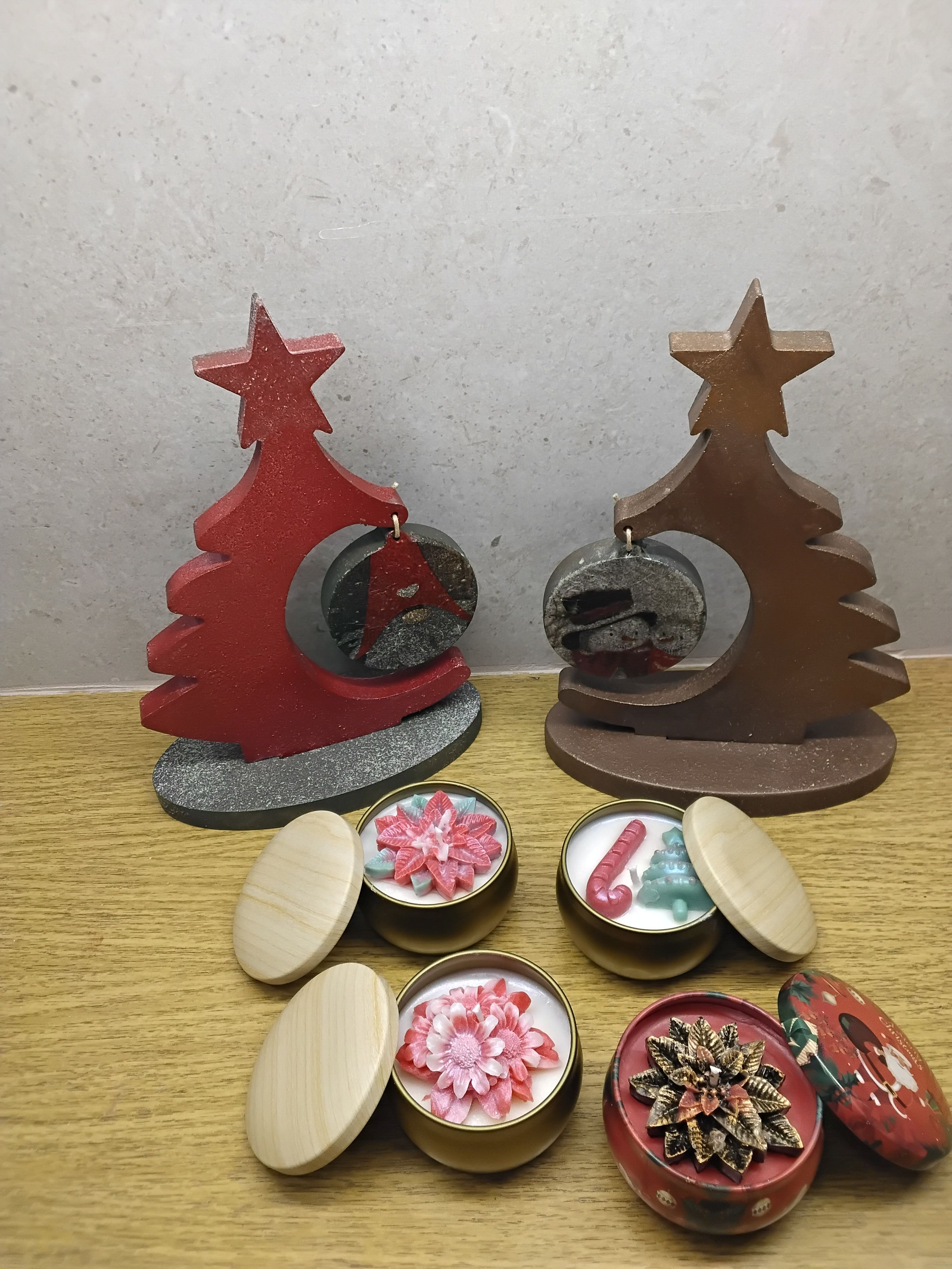 Image of Χριστουγεννιάτικη συλλογή  αρωματικών κεριών σε μεταλικό βαζάκι με καπάκι